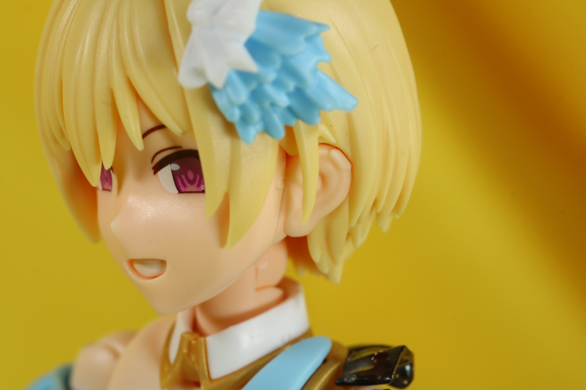 左耳にはイヤーカフの造形が入っている