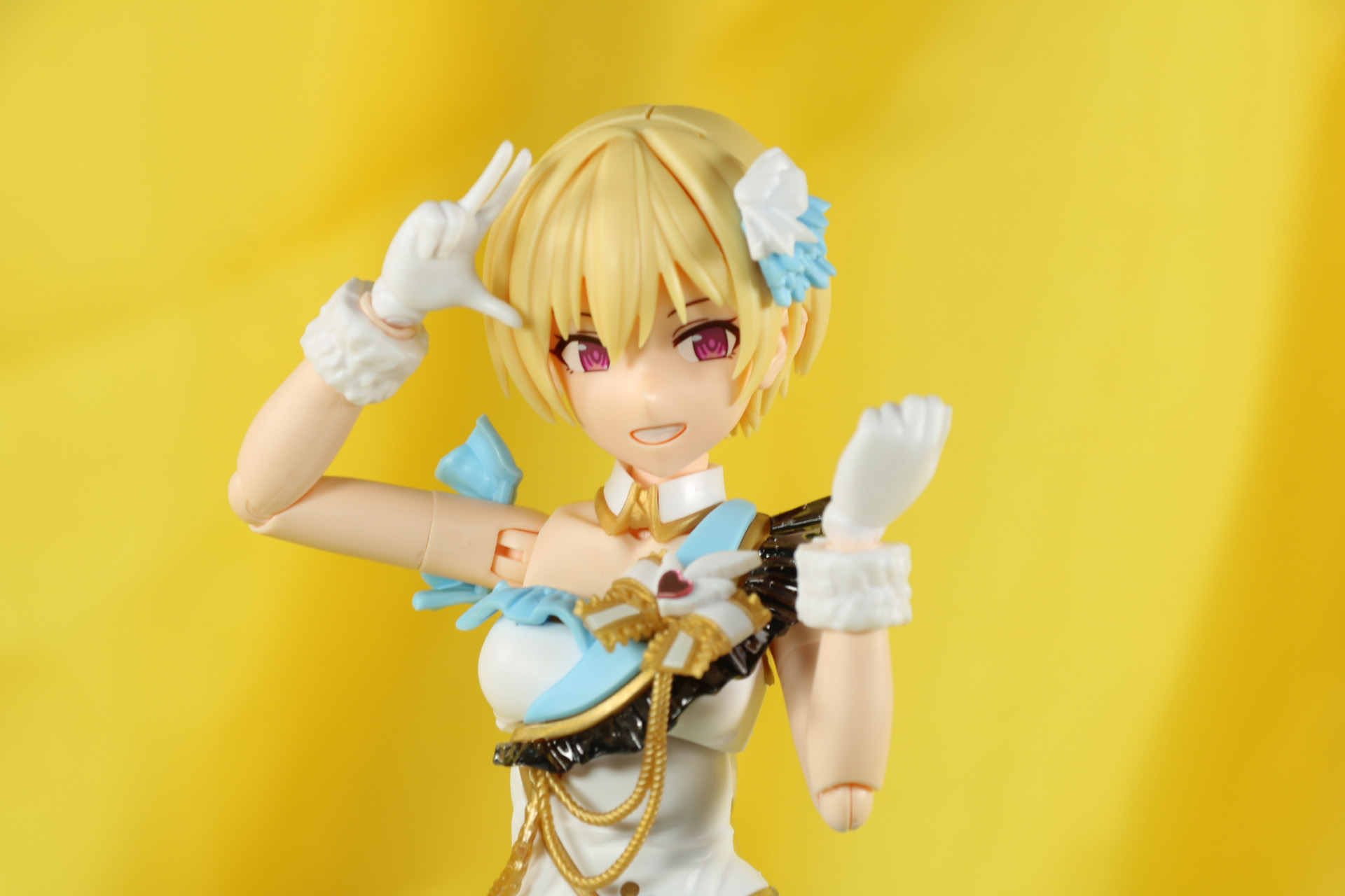 声を大にして抗議するようなポーズ