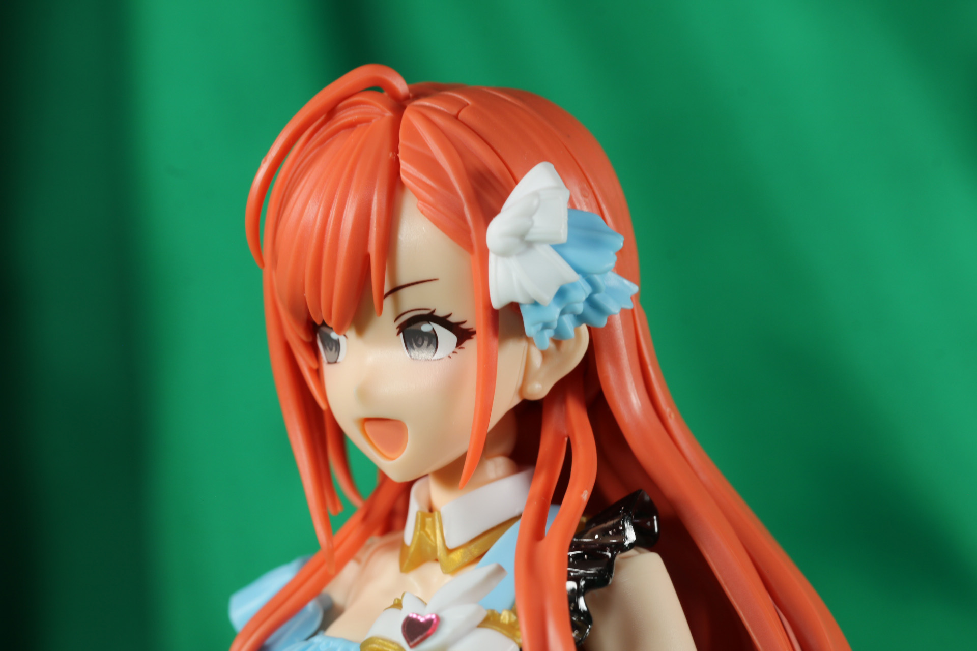 耳にピアスの造形が入っている