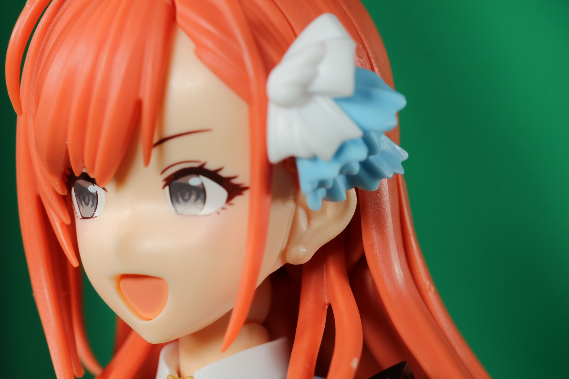 耳にピアスの造形が入っている