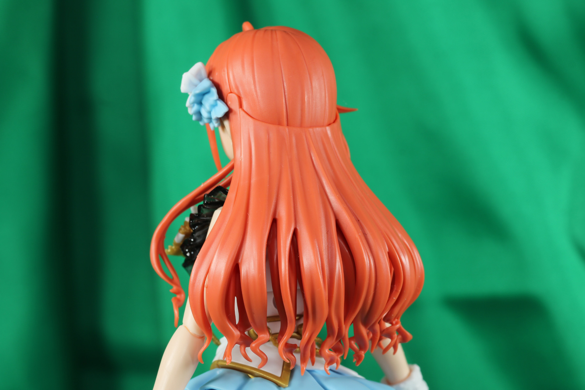 印象的な後ろ髪はカーブが入り、毛先のウェーブも細かく造形されている