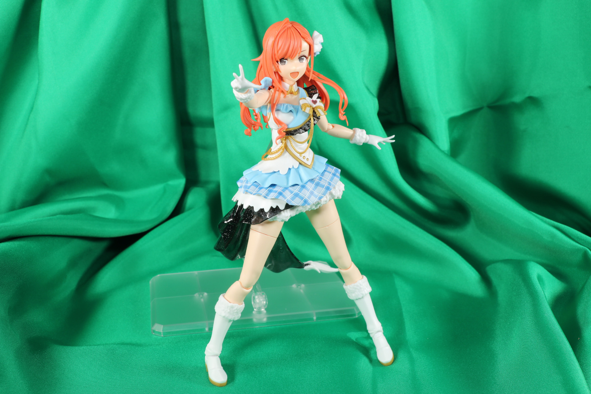 マイクを手に微笑むような表現も