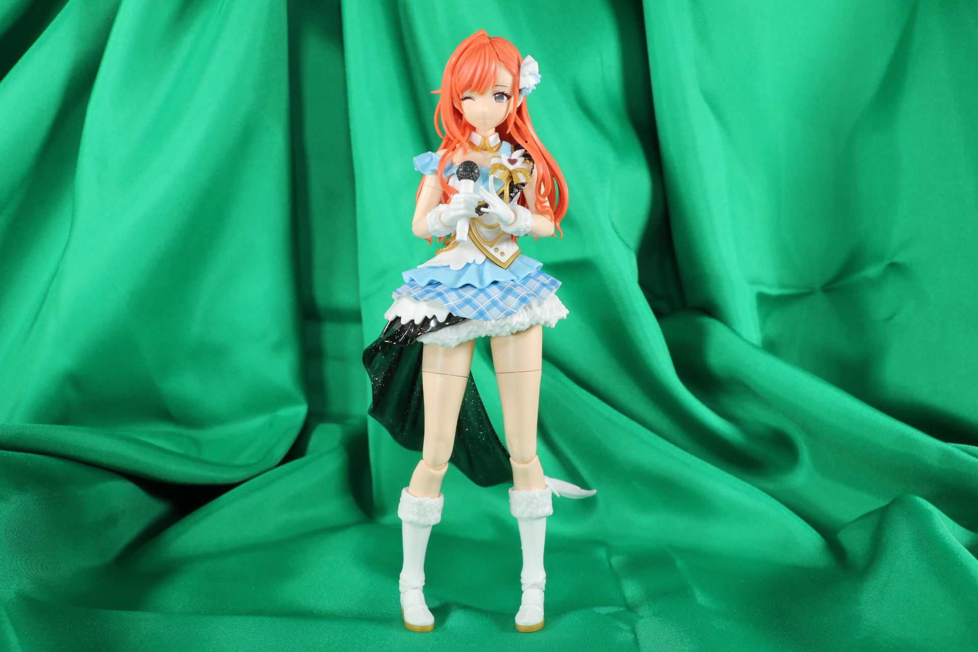 マイクを手に微笑むような表現も