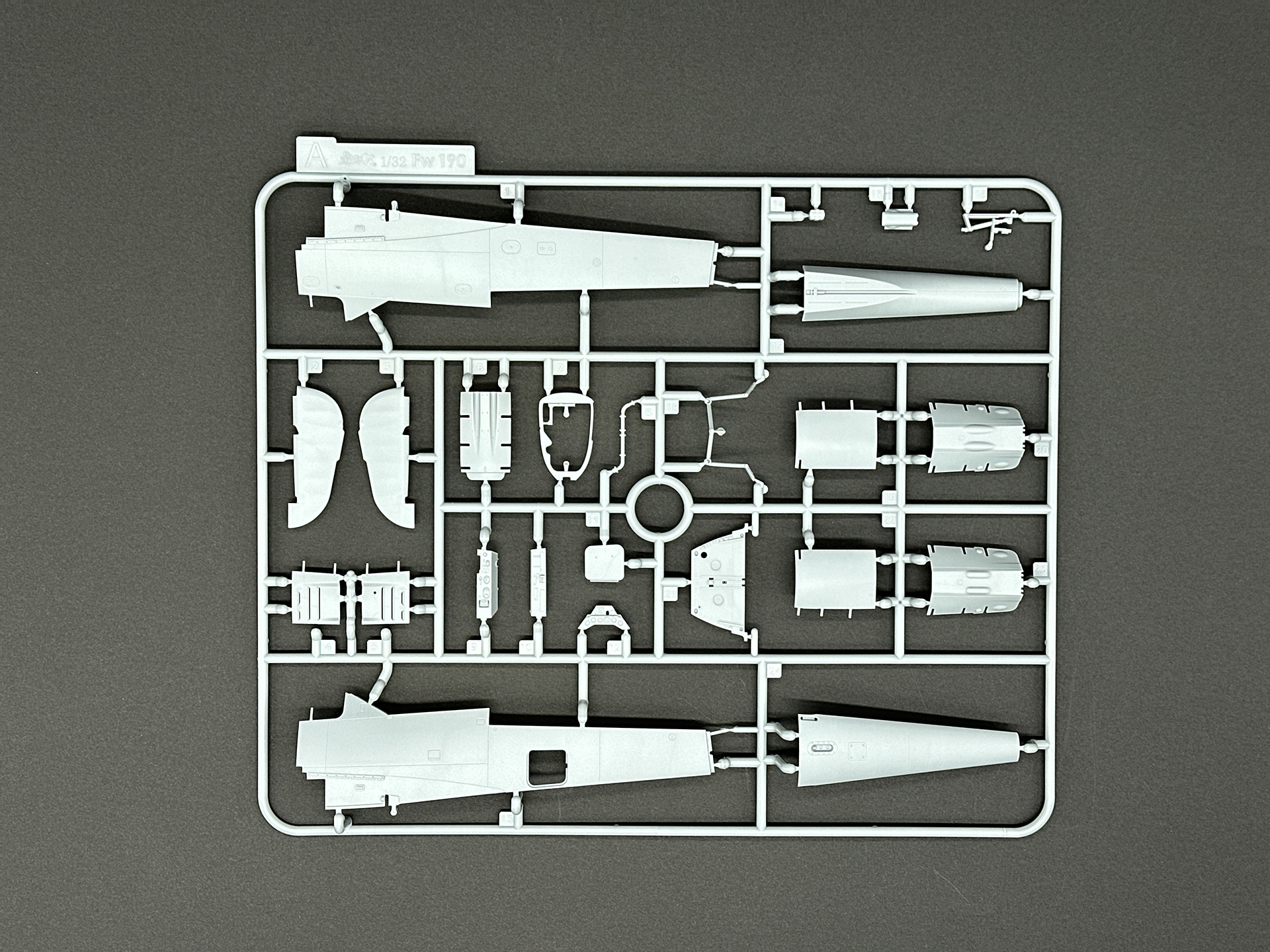 Aランナーは機体胴体の外板や垂直尾翼を構成します