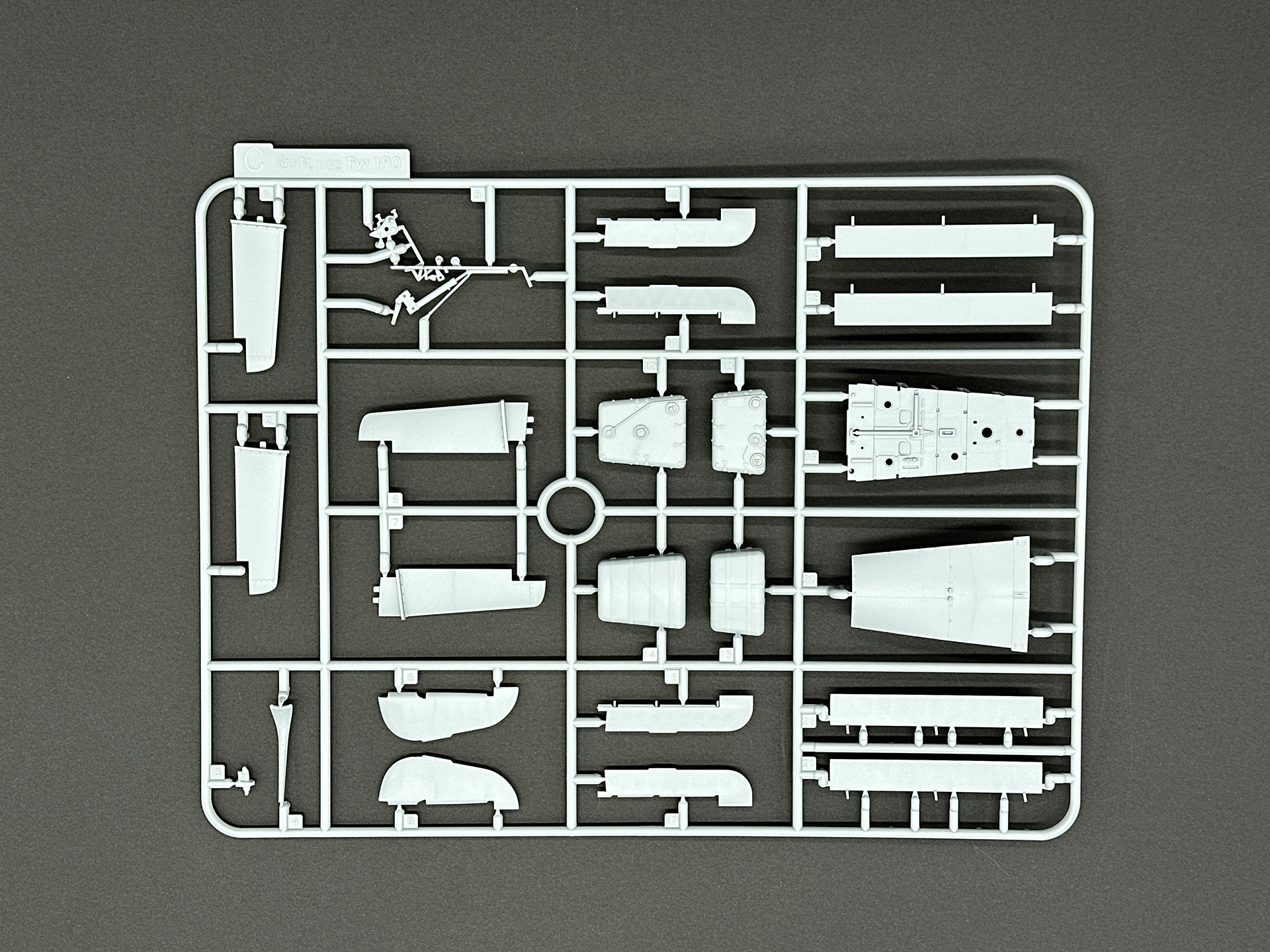 Cランナーは燃料タンクやコックピット床面等を構成します