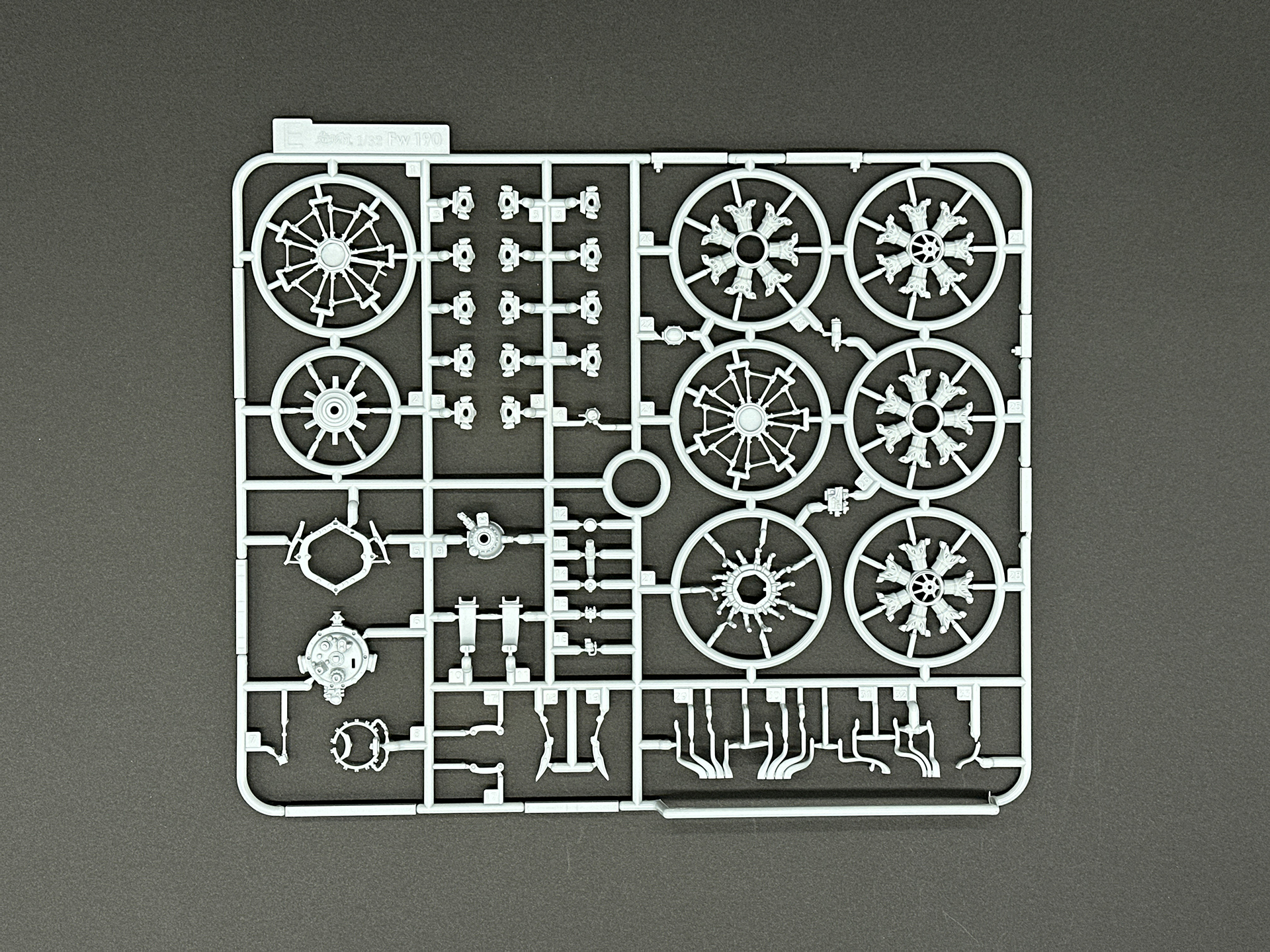Eランナーはエンジンを構成するパーツが成型されています。