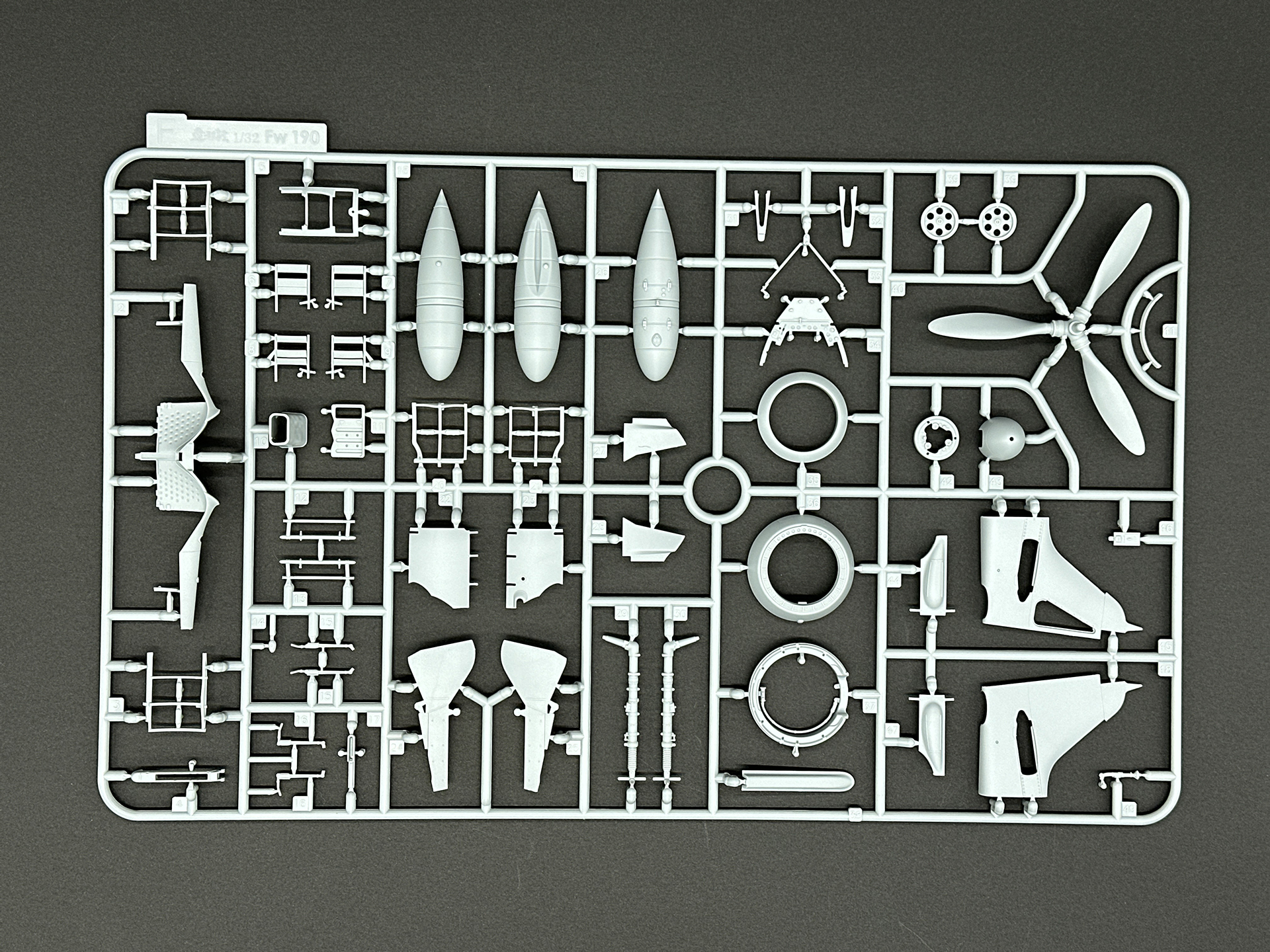 Fランナーはプロペラの他、主脚やハッチの裏面補強材を構成します