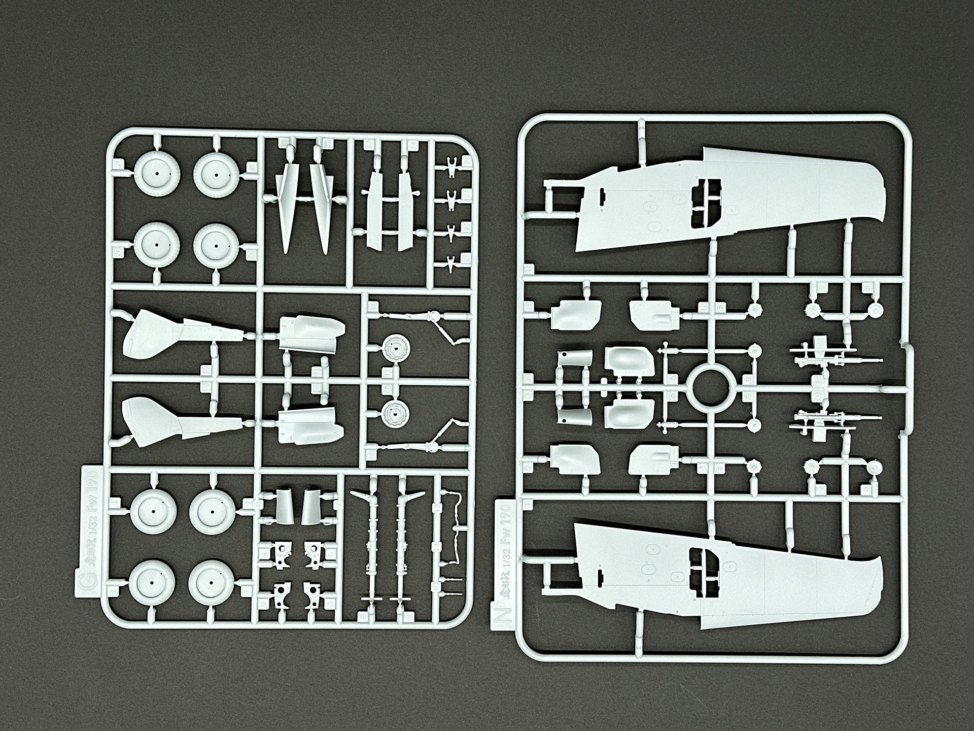 Gランナーは主脚のタイヤなどを、Nランナーは主翼下面を構成します