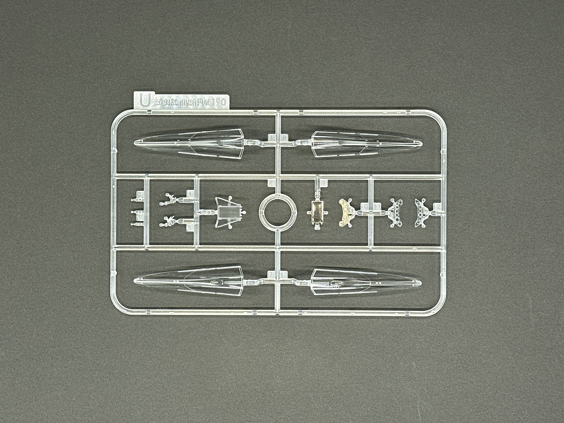 クリアパーツで成型されたキャノピーは開状態と閉状態で異なる形状を再現しています