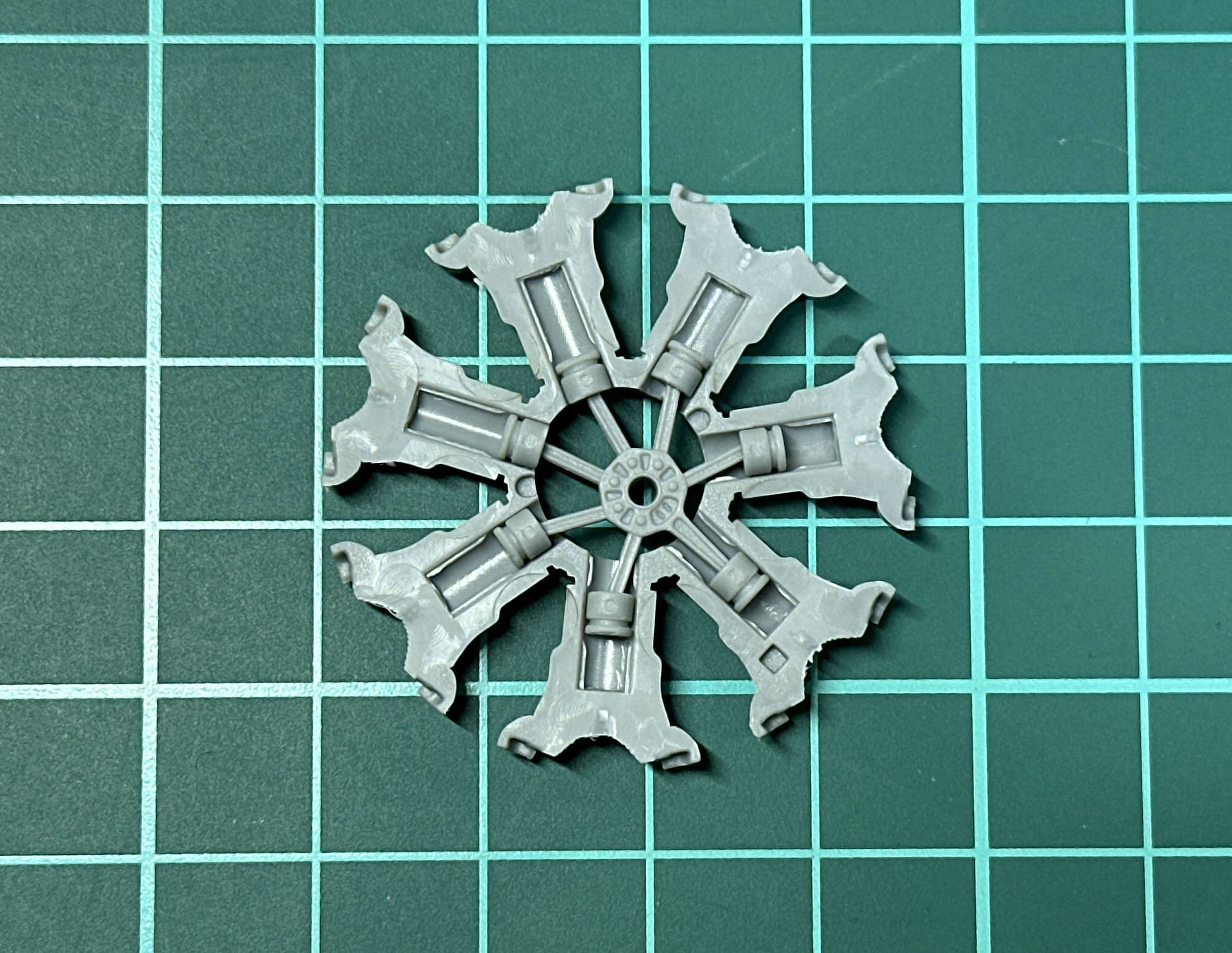 エンジンパーツのシリンダー内部にはピストンの造形が確認できます