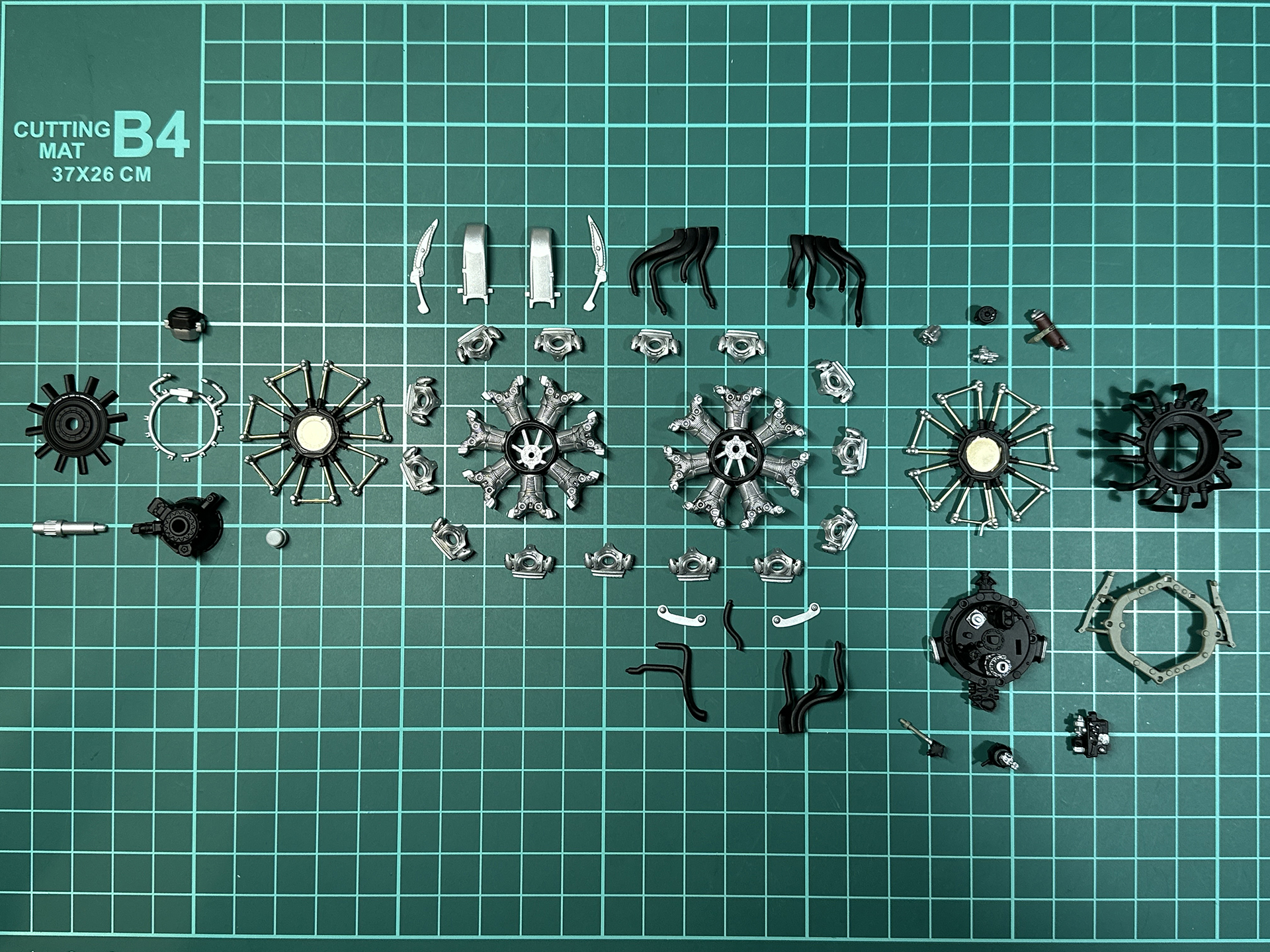 本キットはエンジンだけでも配管などかなりのパーツ数があります