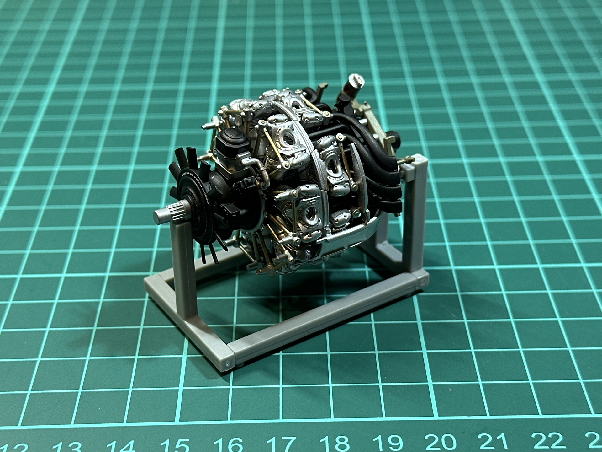 完成した「BMW 801 D2エンジン」は一時保管用スタンドを使用し、展示しつつ他の工程を進めることができます