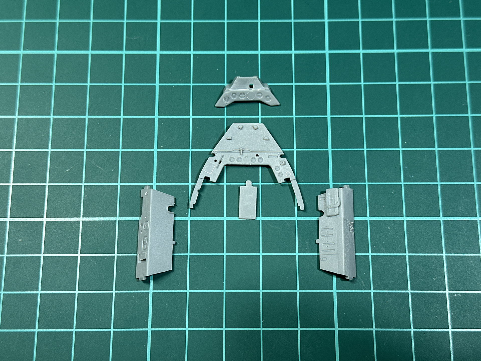 アクリル製計器盤セット取り付け前に既存パーツの計器盤表面をやすりでならしておき、塗装後に瞬間接着剤で貼り付けます