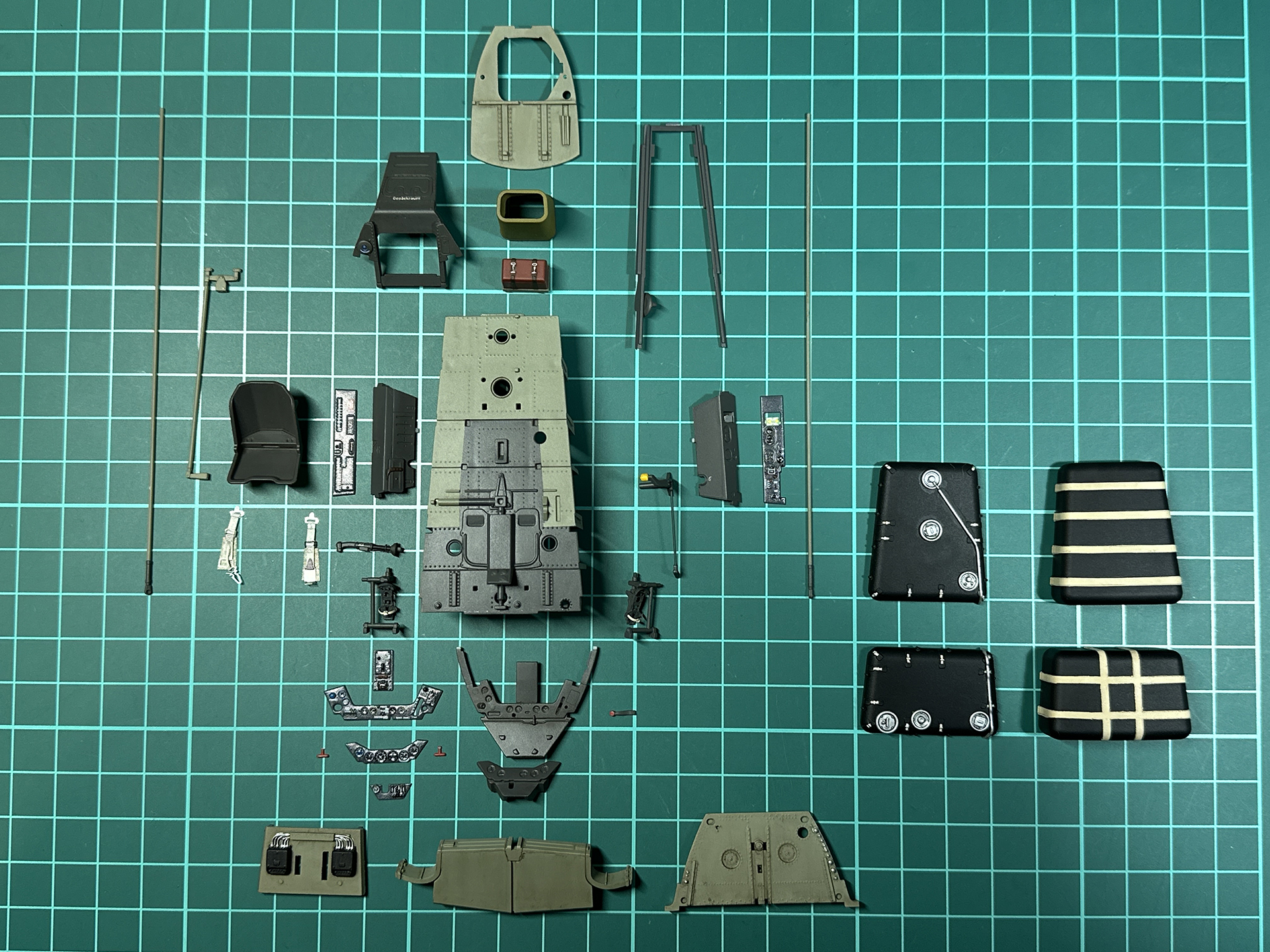 コックピットの組立で計器盤とラダーペダル、シートベルトはアフターパーツを使用しました