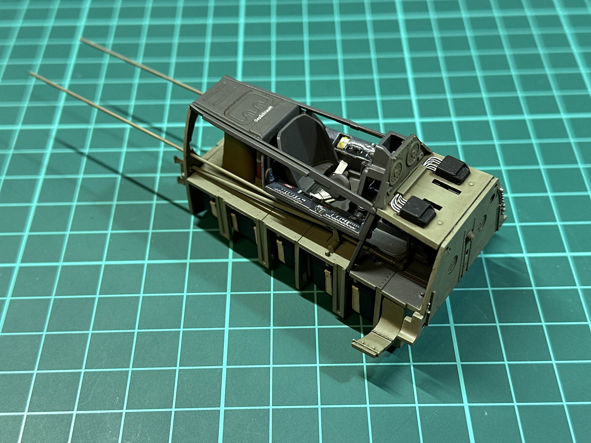 コックピット下部に装備される燃料タンクは塗装を省略しても問題ありません