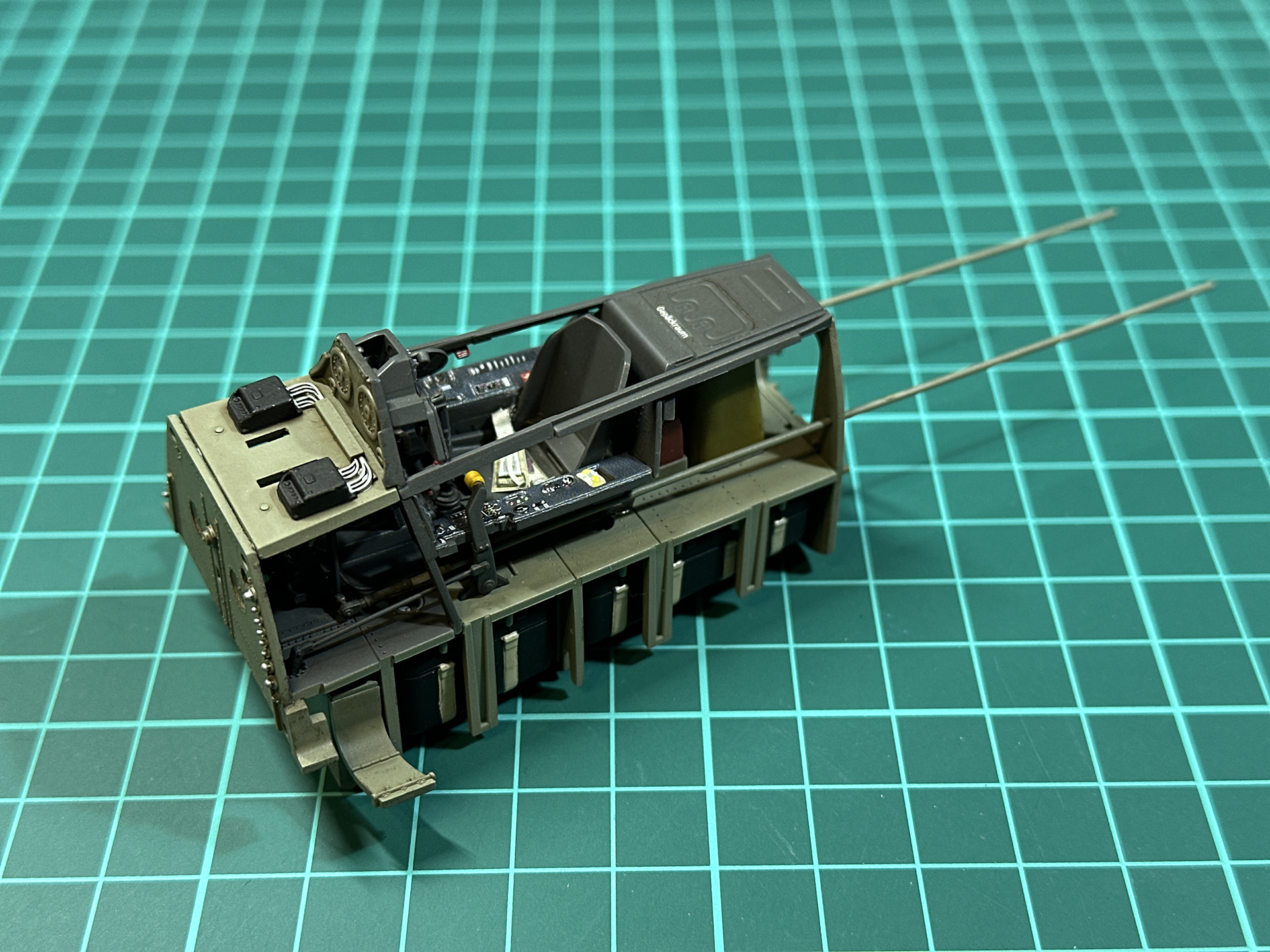 本キットは計器盤裏のコントロールリンクまでしっかりと造形されています