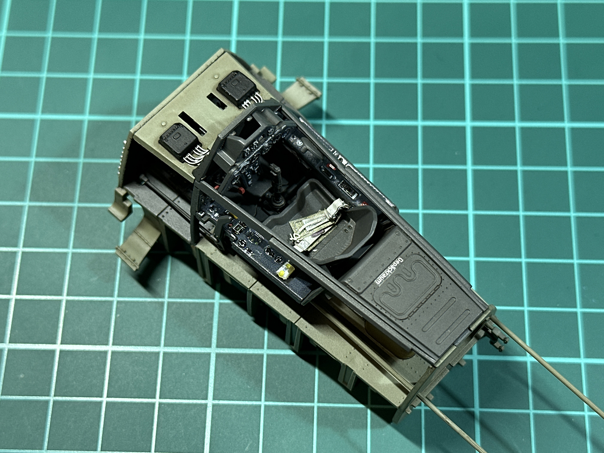 コックピット組み立て時では腰部のシートベルトのみ先行で取り付け、肩部シートベルトは完成直前に取り付けます