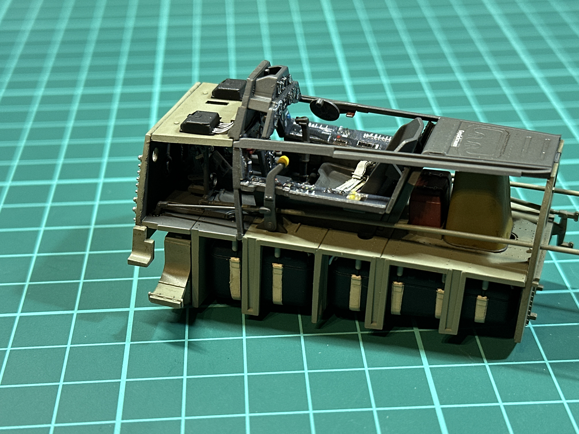 コックピットの塗装は使用感を表現するために軽くウォッシングして汚れを表現しています