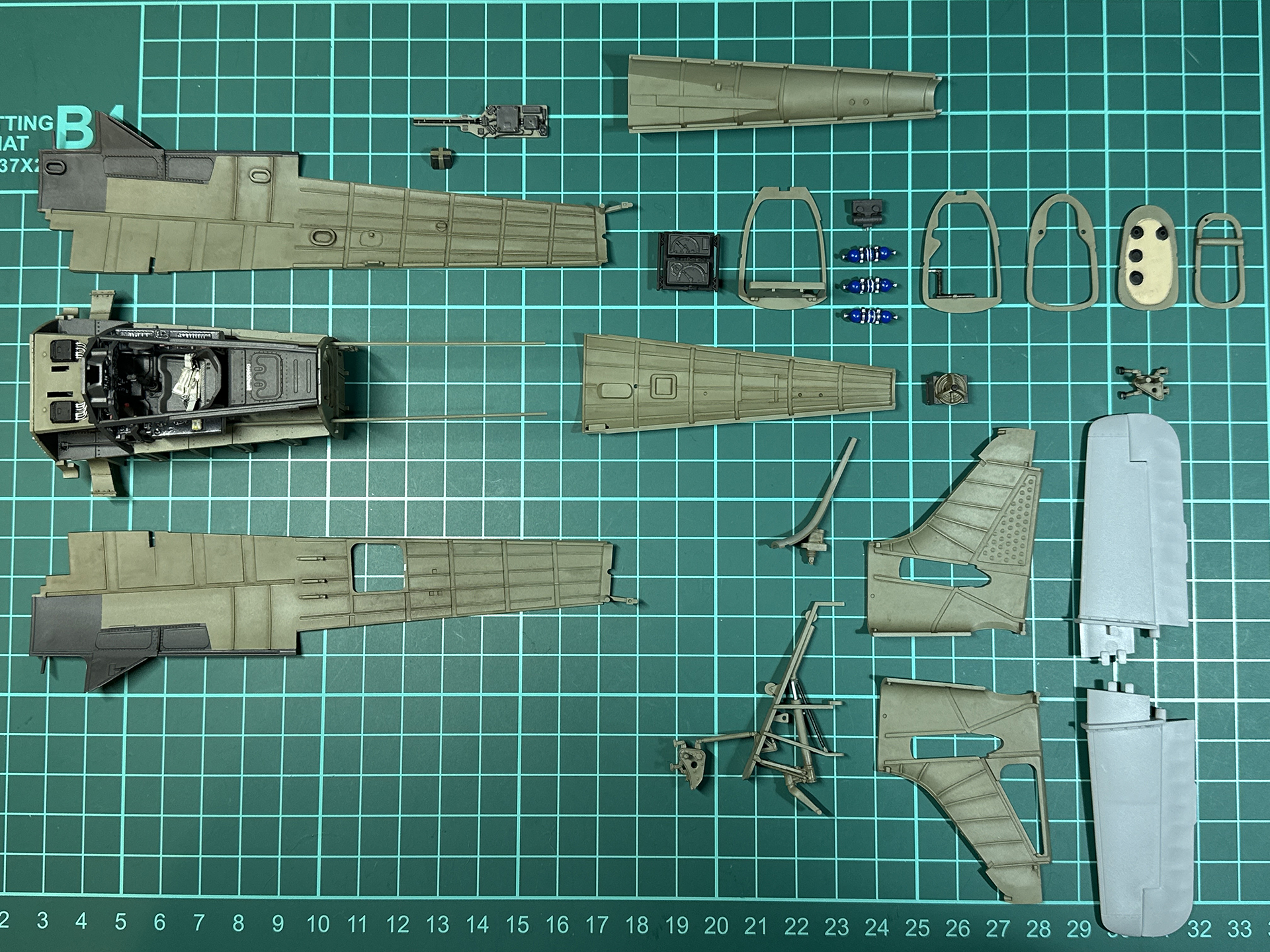 胴体内部には隔壁や無線機、空気ボンベを挟み込みます