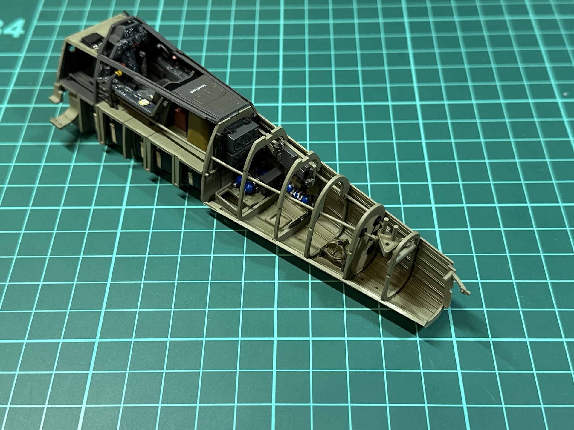 内部に挟み込む機器類は胴体前方に集中しています