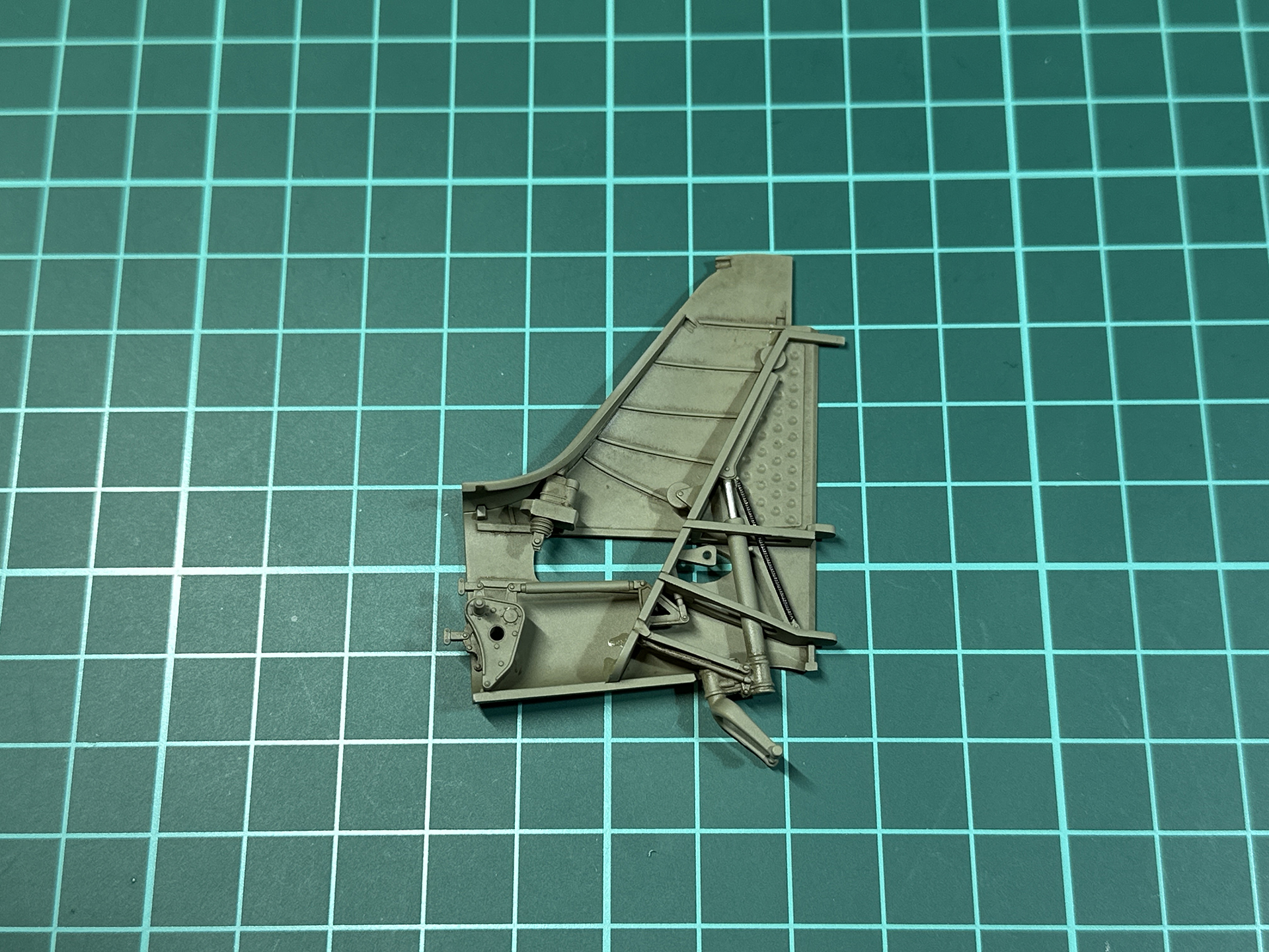 垂直尾翼内部にはラダーの内部構造が再現されています