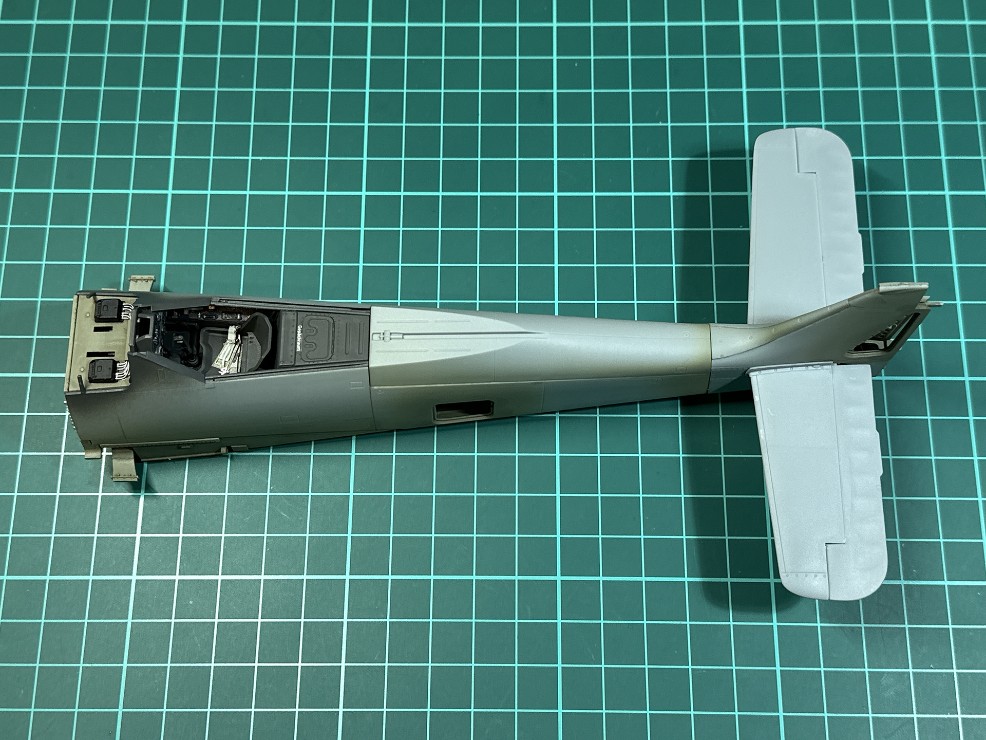 本工程で水平尾翼も取り付けます