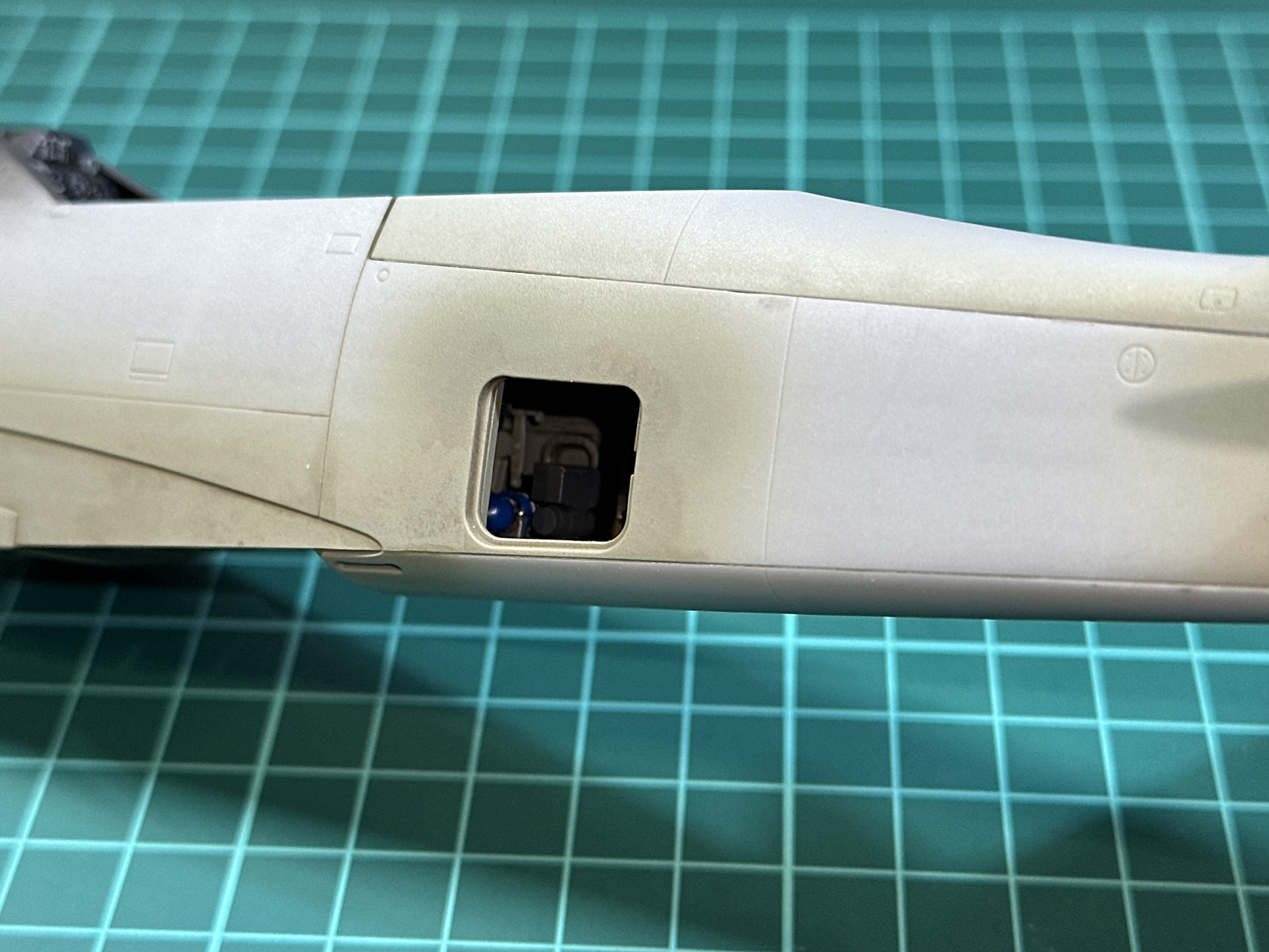 組み立て後のハッチからは空気ボンベが確認できます