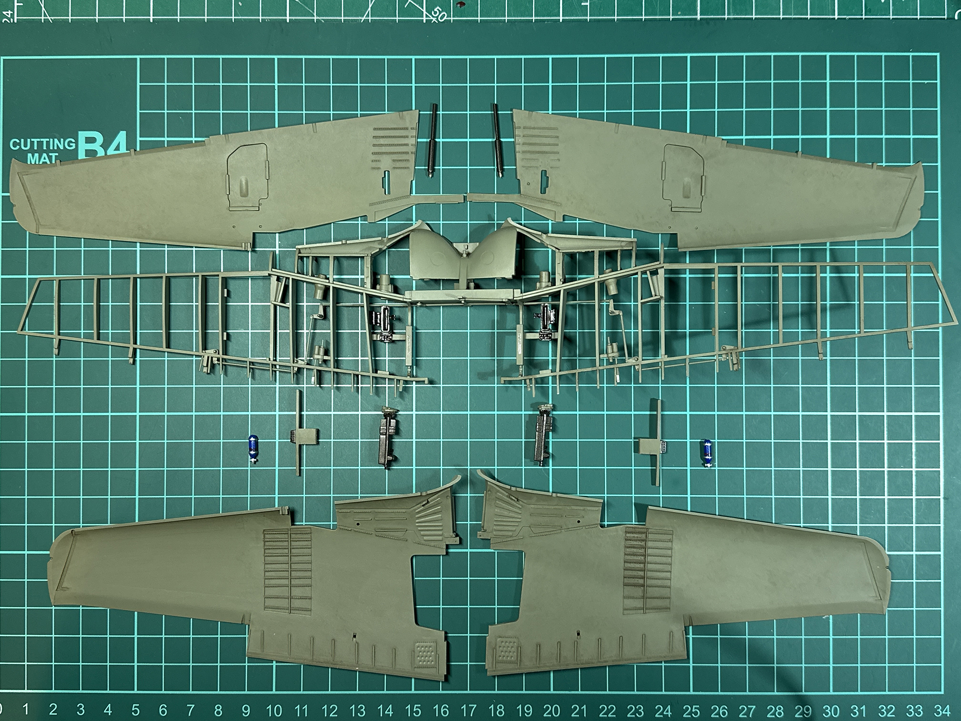 主翼の内部構造には機関砲の構造だけでなくフラップのコントロールリンクまで再現されています