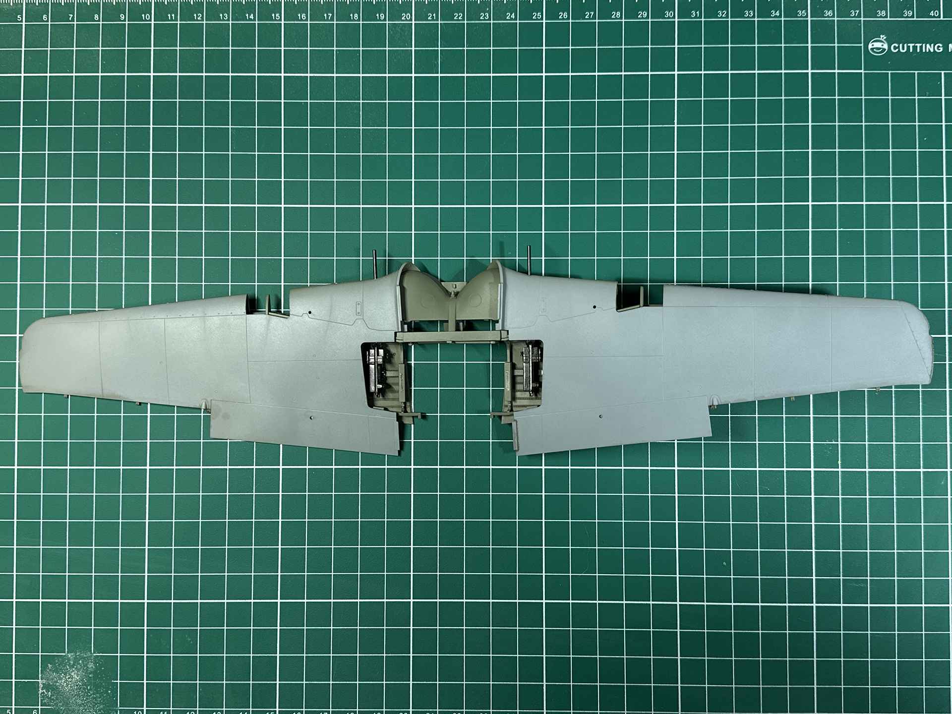 主翼はMG 151 機関砲のハッチが開閉選択できます