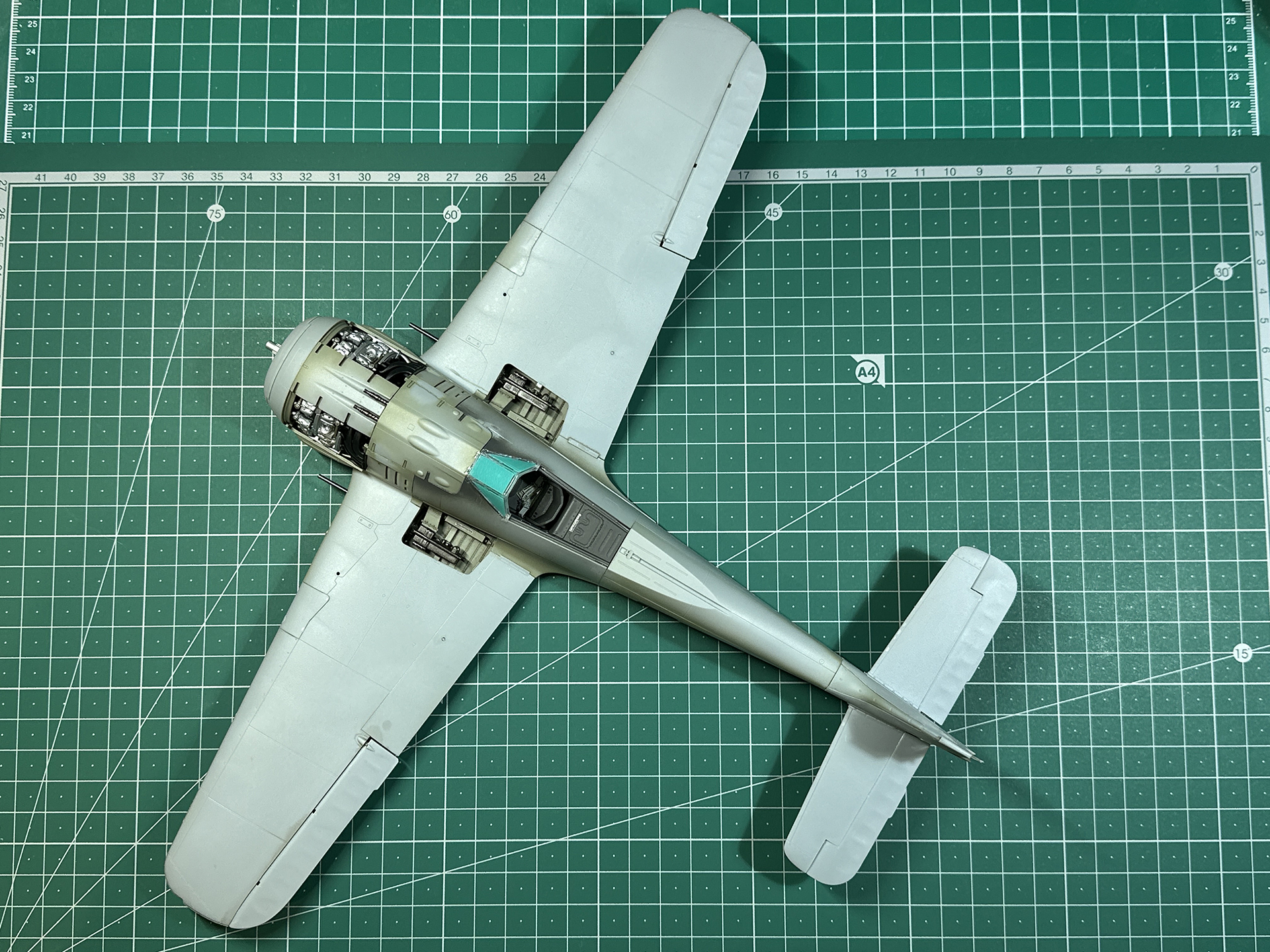 組立を行なった機体外形はA3サイズのカッターマットに収まらないビッグスケールです