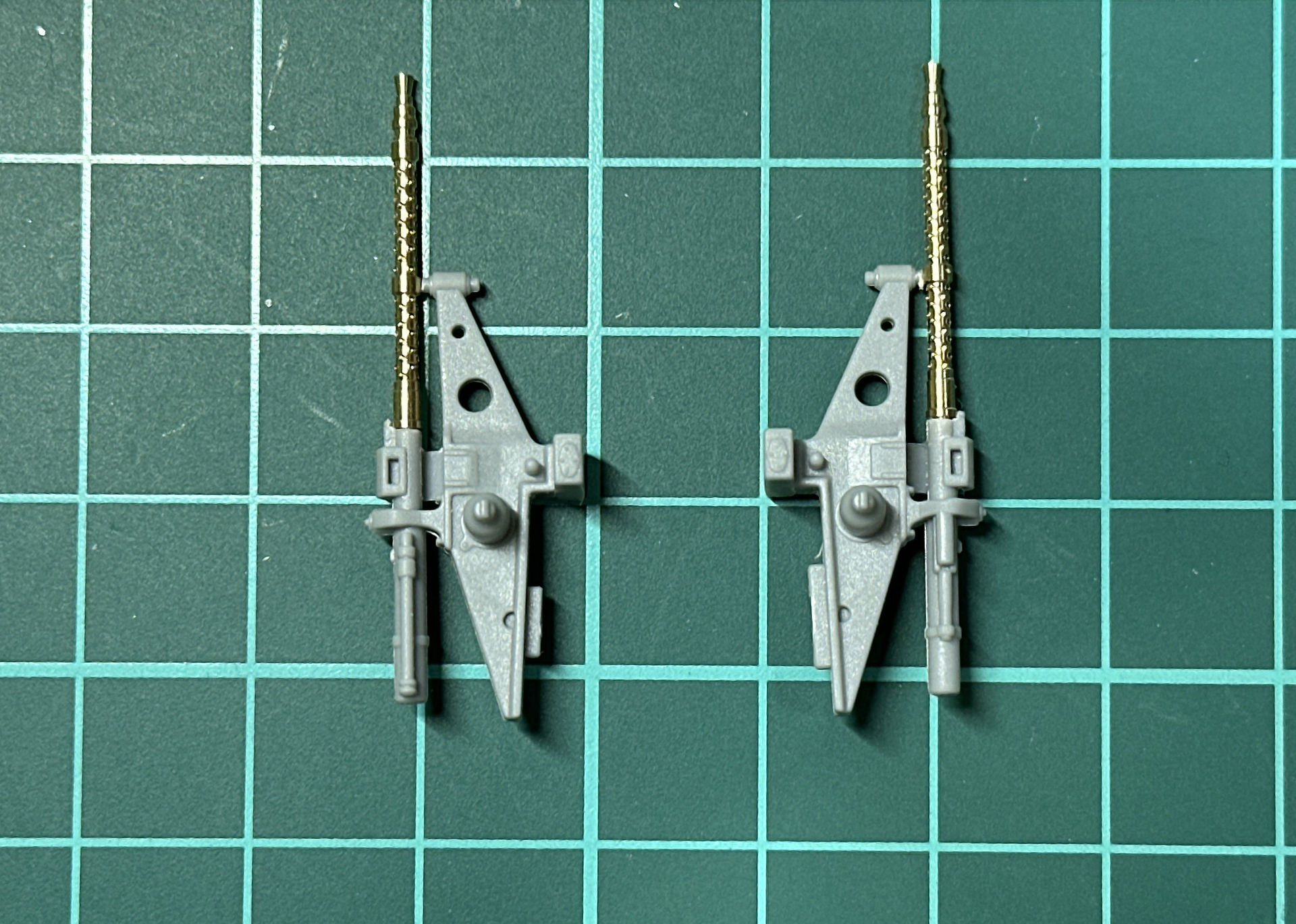 銃身の交換はパーツの一部を切り取って交換します。