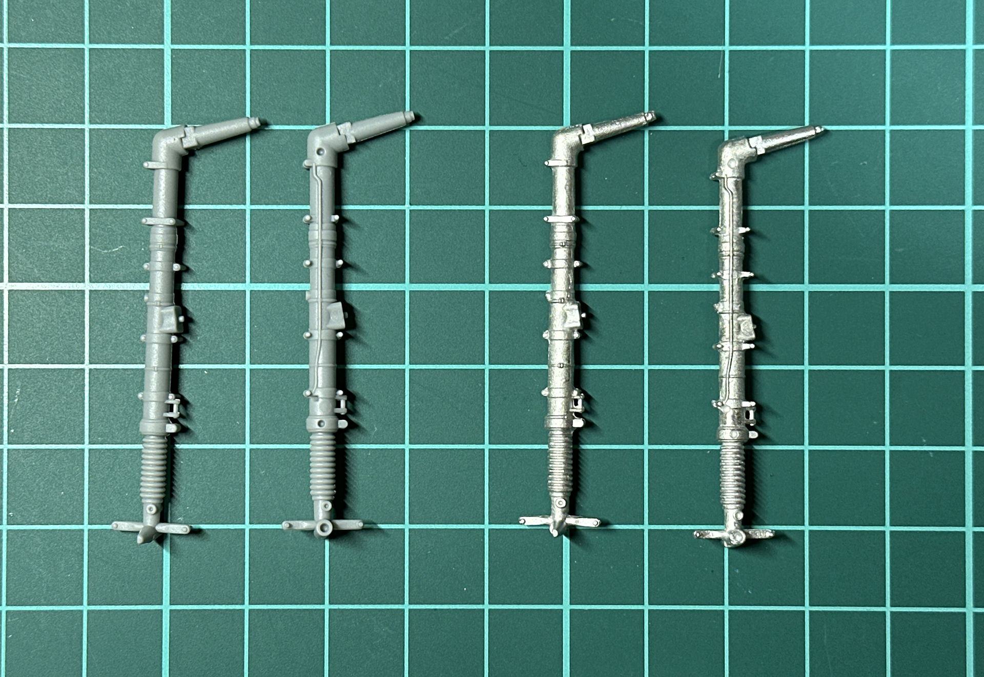 メタル製の主脚は取り付ける際に瞬間接着剤を使用します。