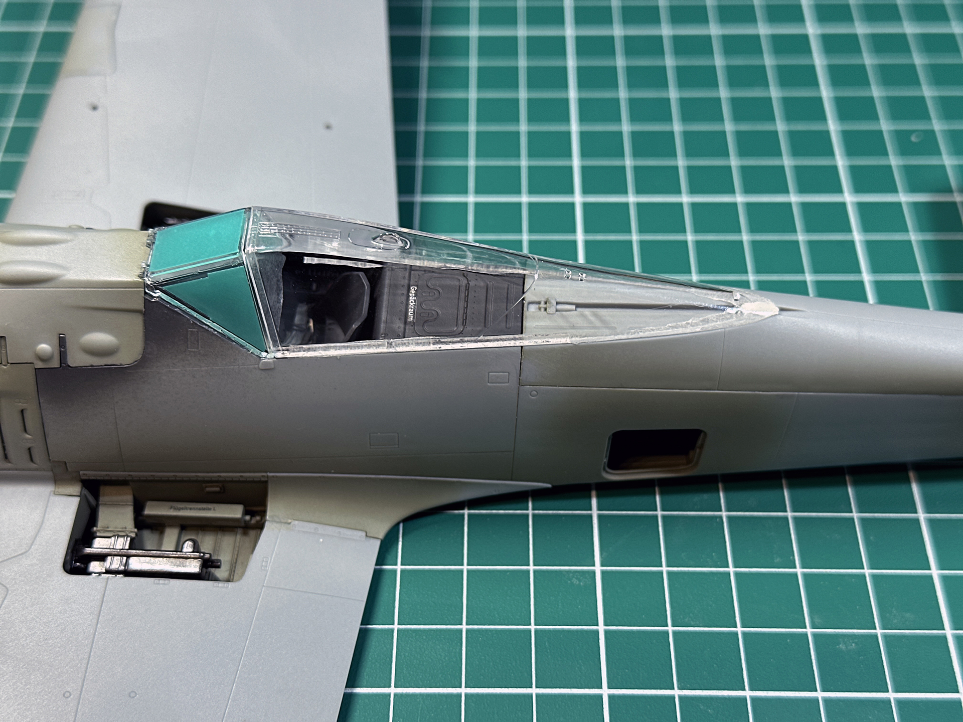 余剰パーツとなる閉状態キャノピーはコックピットのマスキングに有効活用します