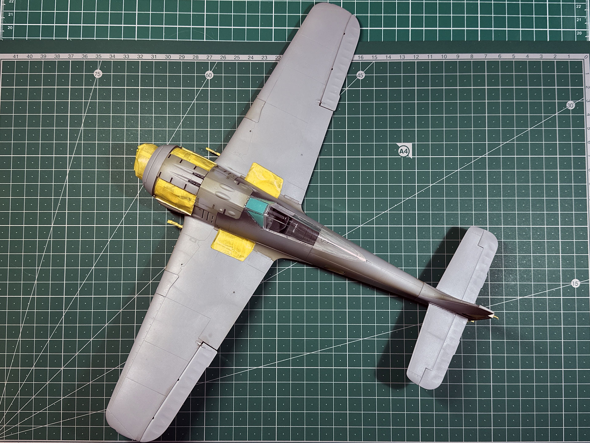 ハッチを開放する箇所は全てマスキングテープで養生します