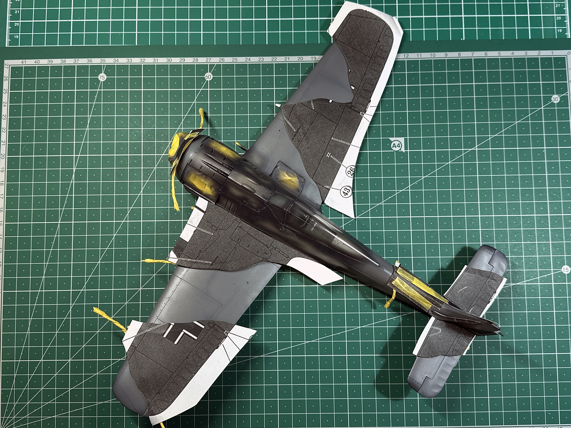 型紙の貼り付けはこより状に巻いたマスキングテープを使用します