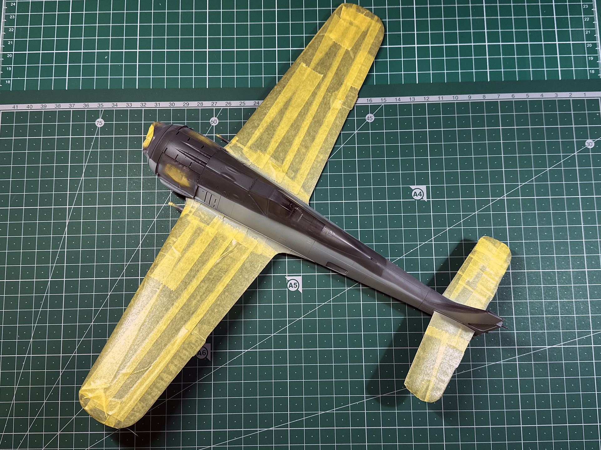 主翼の塗分けはマスキングテープで養生します