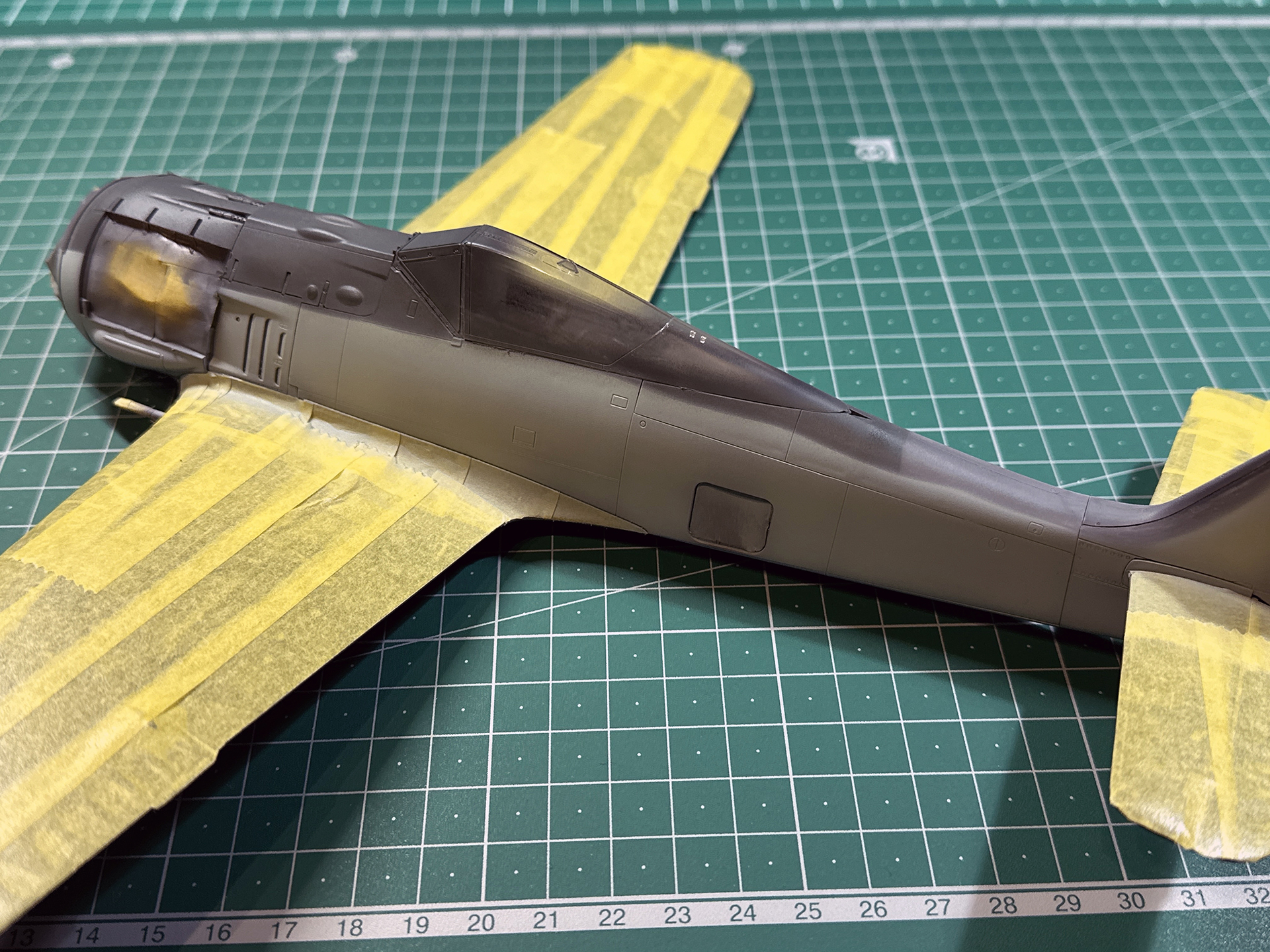 機体側面の塗分けは型紙を使用しました