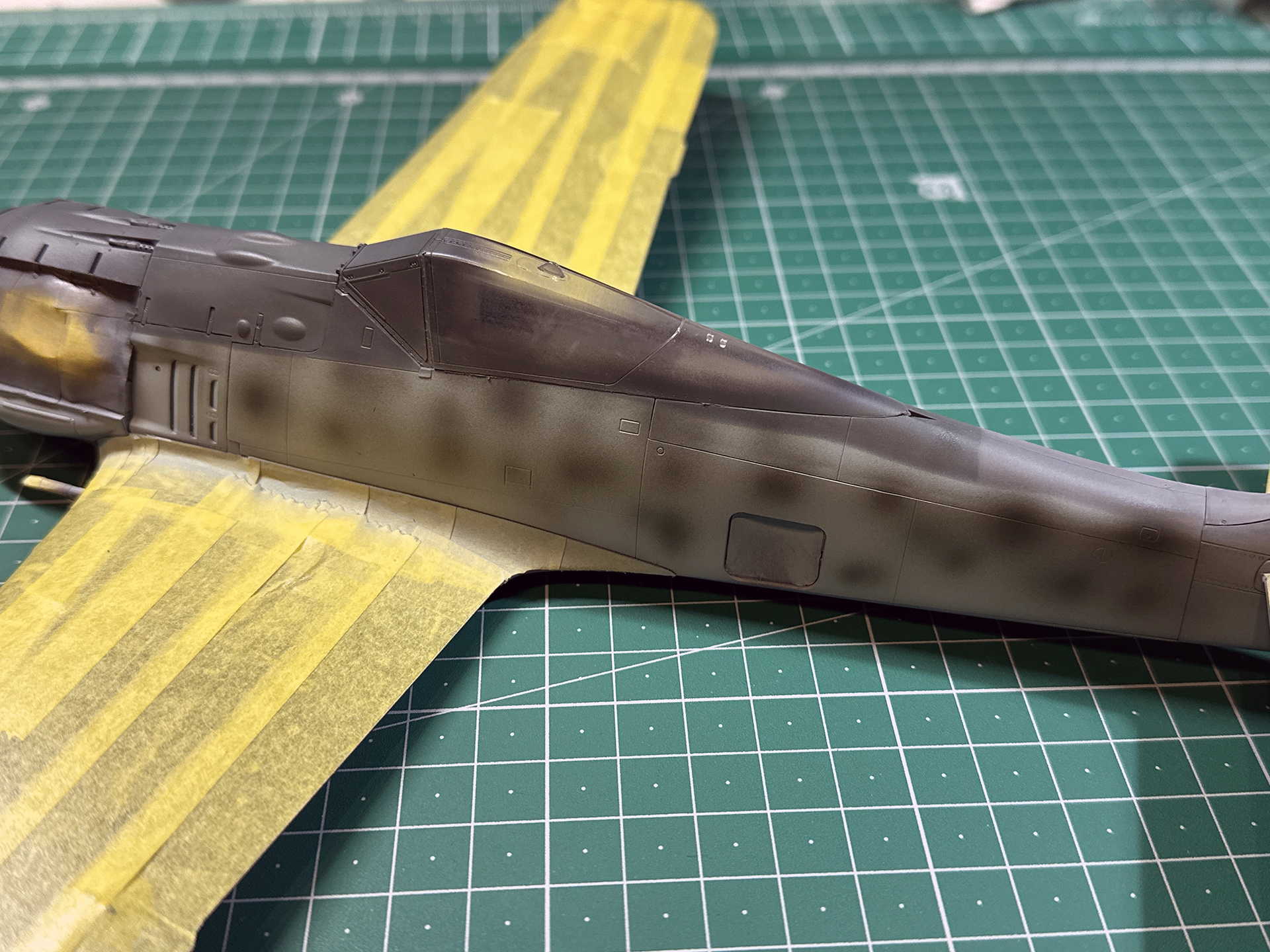 グレーグリーンで適当にドットを塗布します