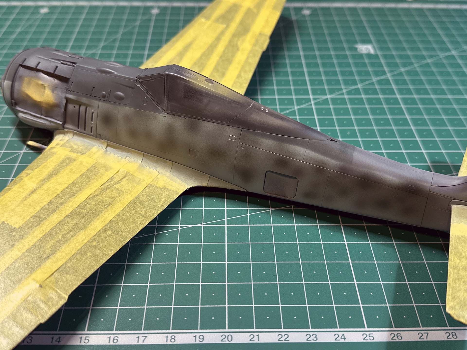 グレーバイオレットでドットを入れます。この際にグレーグリーンに重なりすぎないよう注意します