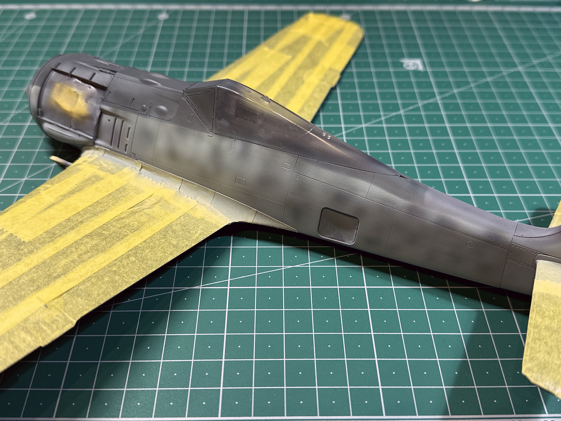 最後にライトブルーで色味を調整します。ライトブルーもこれまでと同様にドットを入れるように塗布し、ライトブルーが残っている部分を狙って塗布します