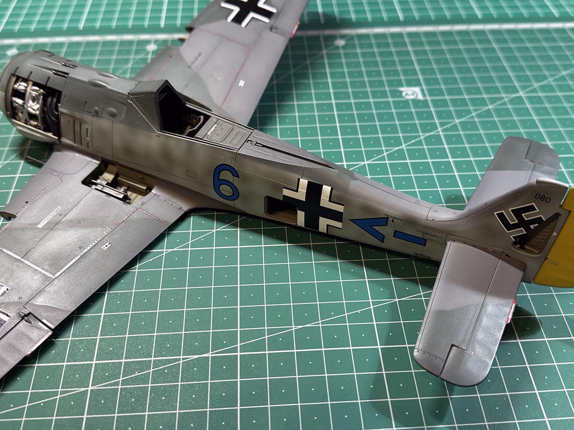 ハッチに重なる部分のデカールはあらかじめ分割しています