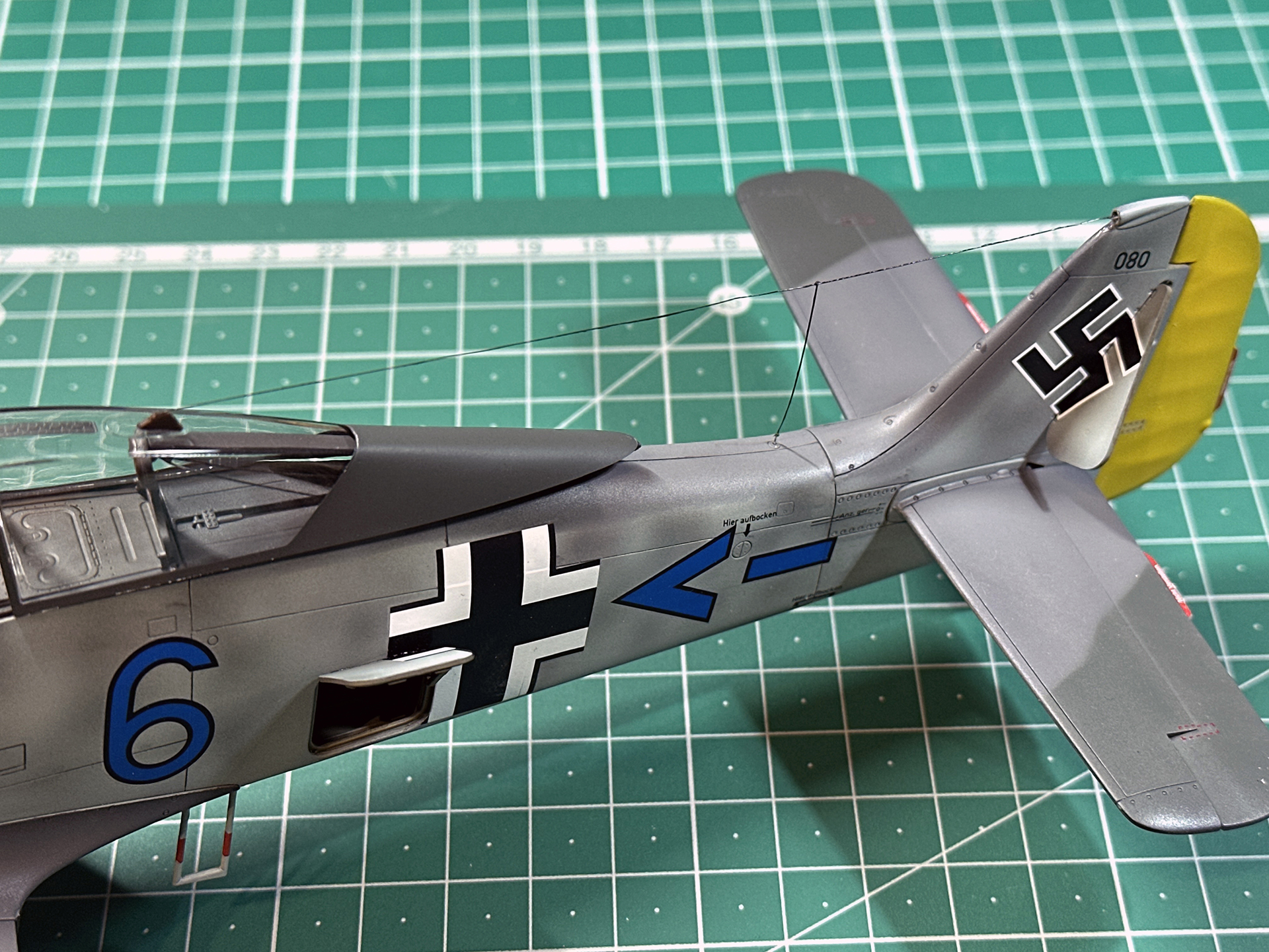 アンテナ線の再現には伸ばしランナーを使用しました