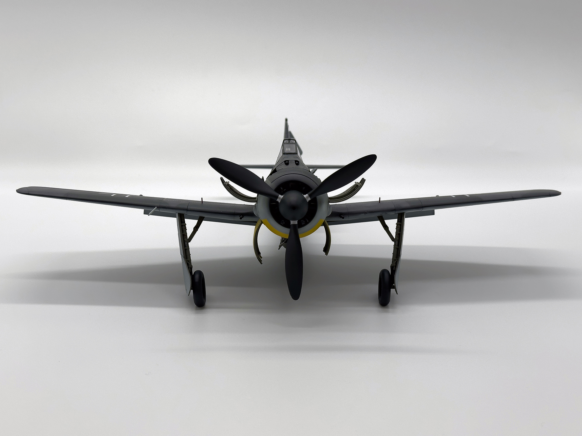 正面から見た「フォッケウルフ Fw 190 A-3」はどっしりと構えた姿がかっこいいです