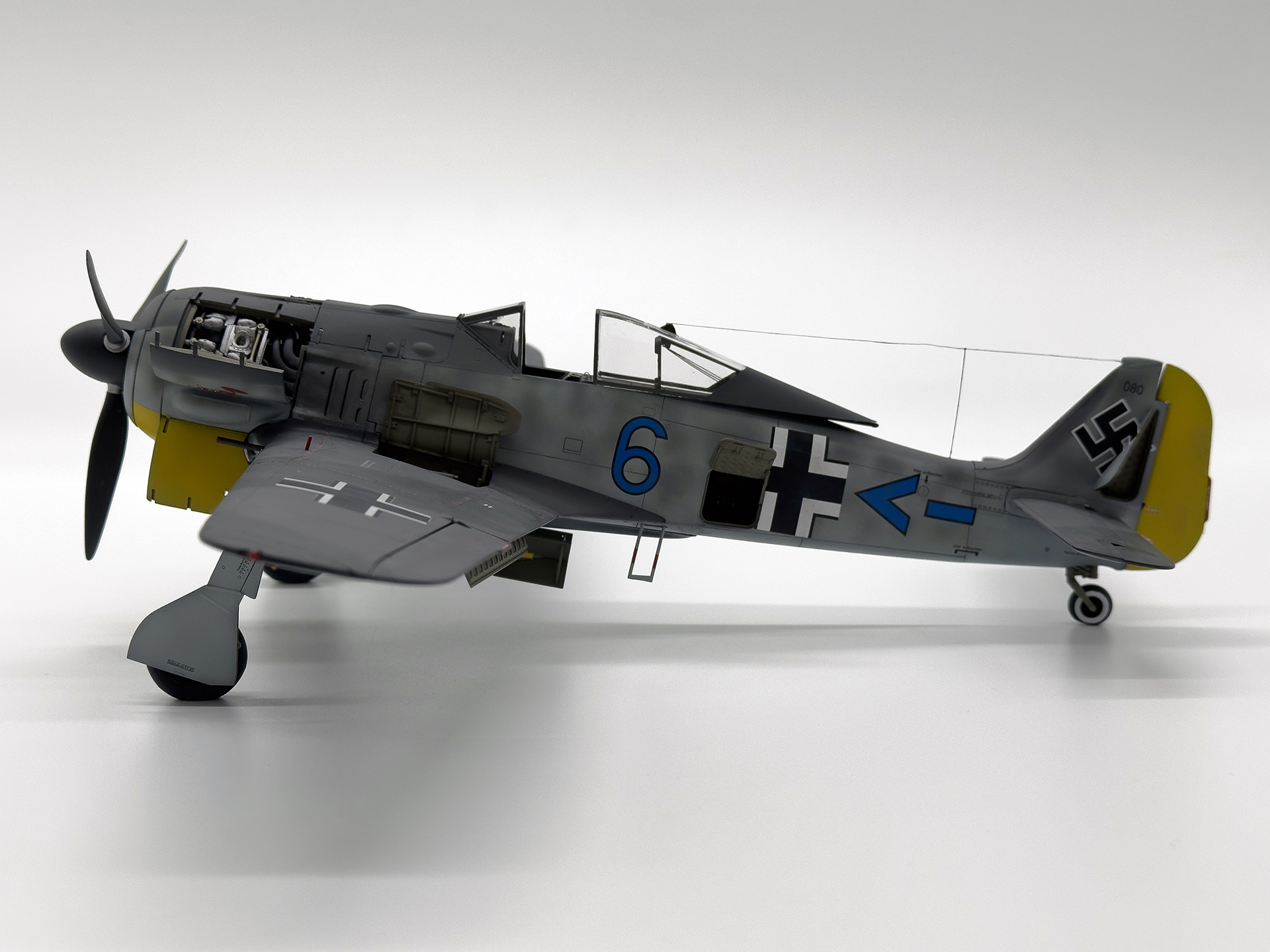 胴体のハッチは左側面が展開します