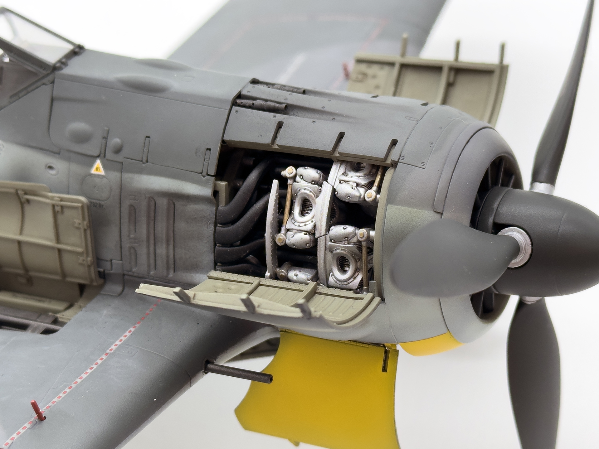 エンジンは左右からエンジンの造形を楽しめます