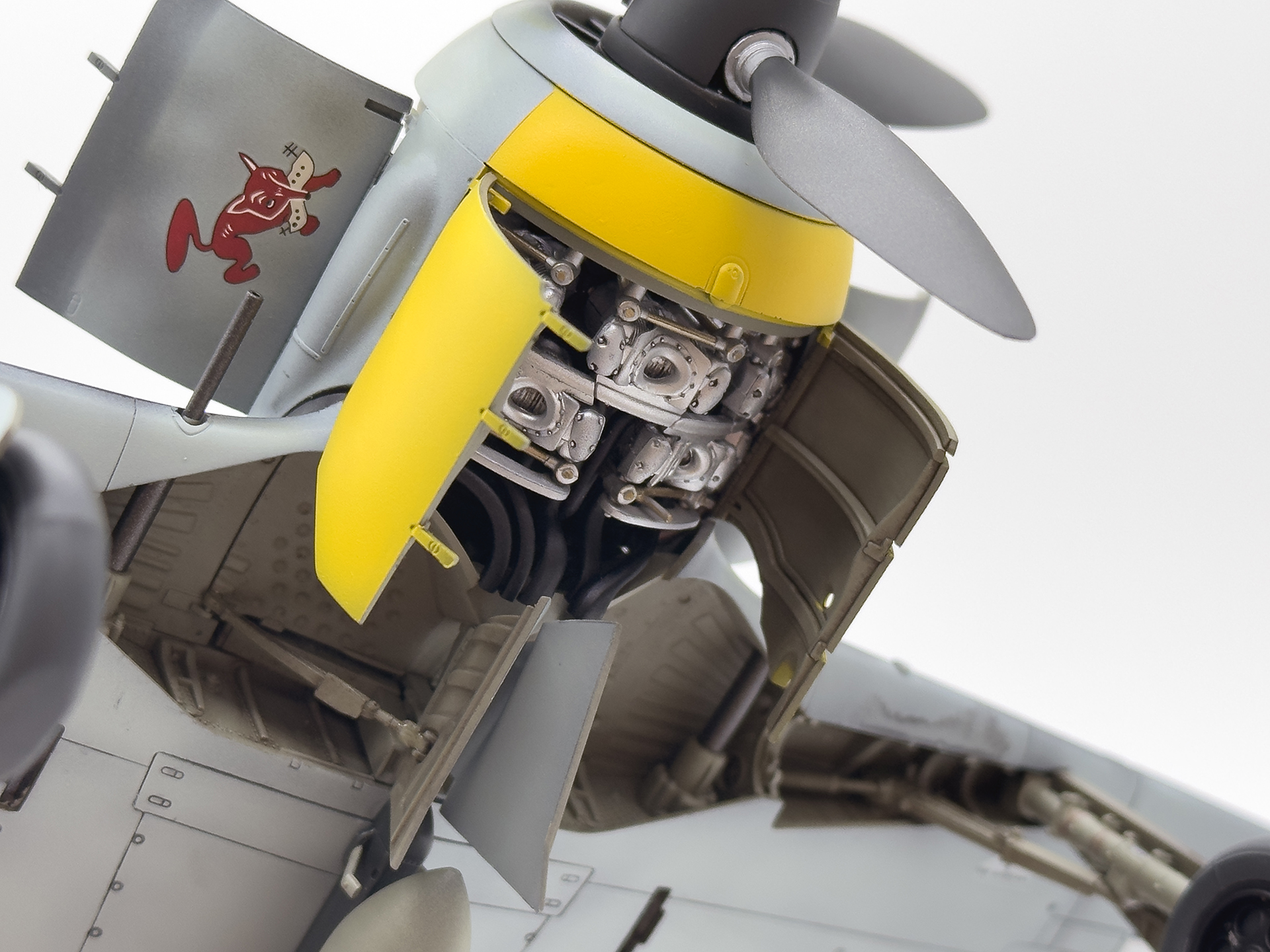 エンジンハッチは下面も展開するため様々な角度から造形を楽しめます