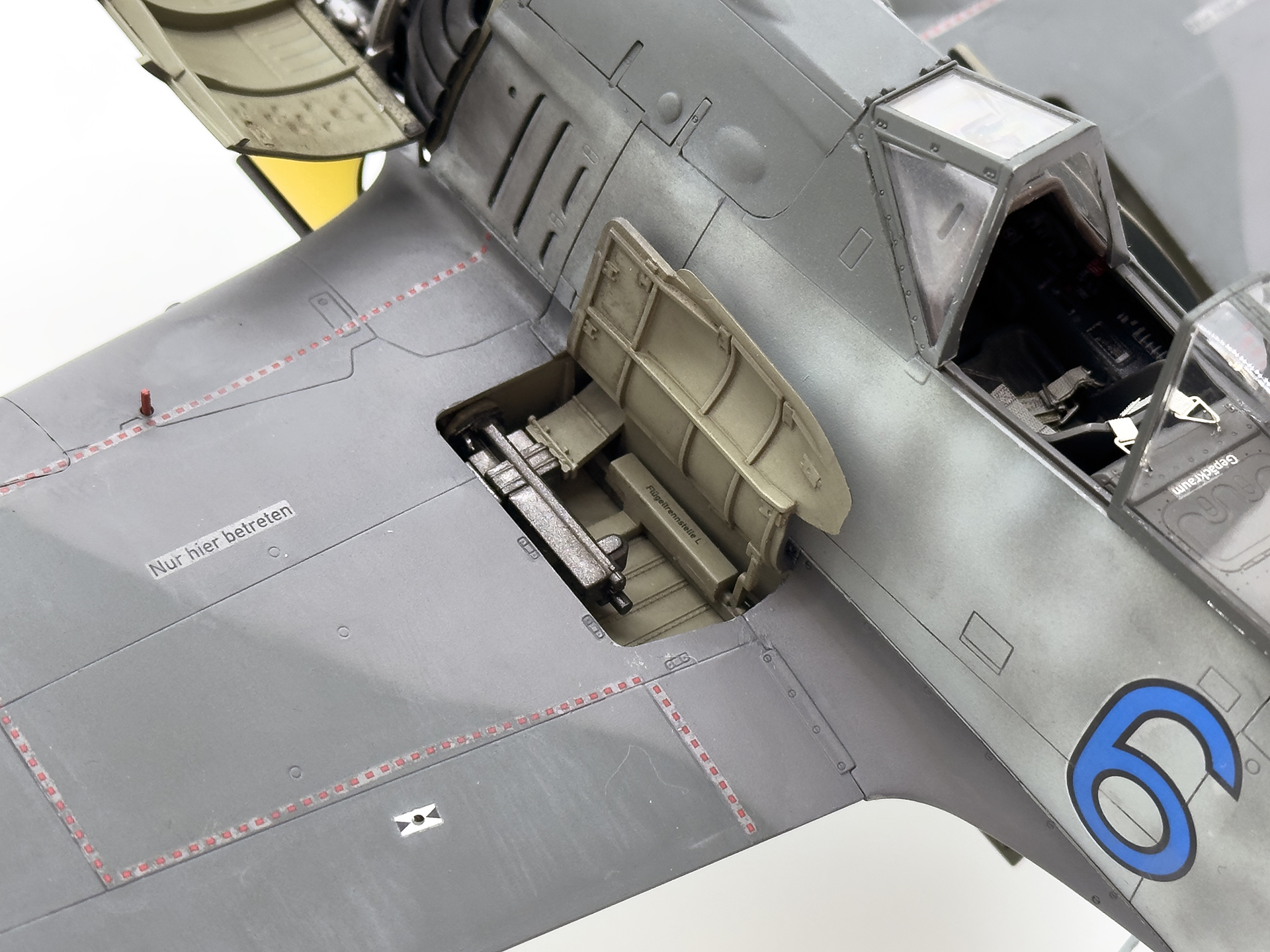 主翼ハッチは展開することでMG 151 機関砲の機関部を確認できます