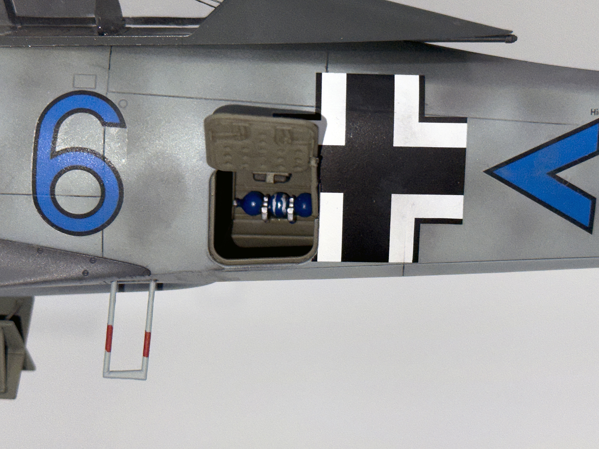 胴体ハッチからは空気ボンベが確認できます