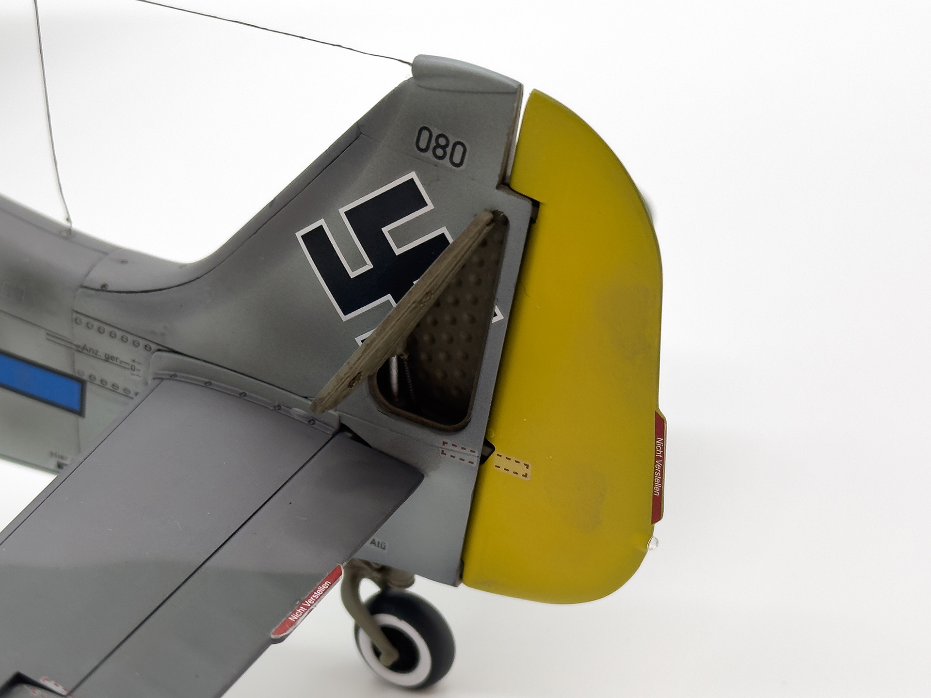 垂直尾翼ハッチからは尾輪のシリンダーが見えます