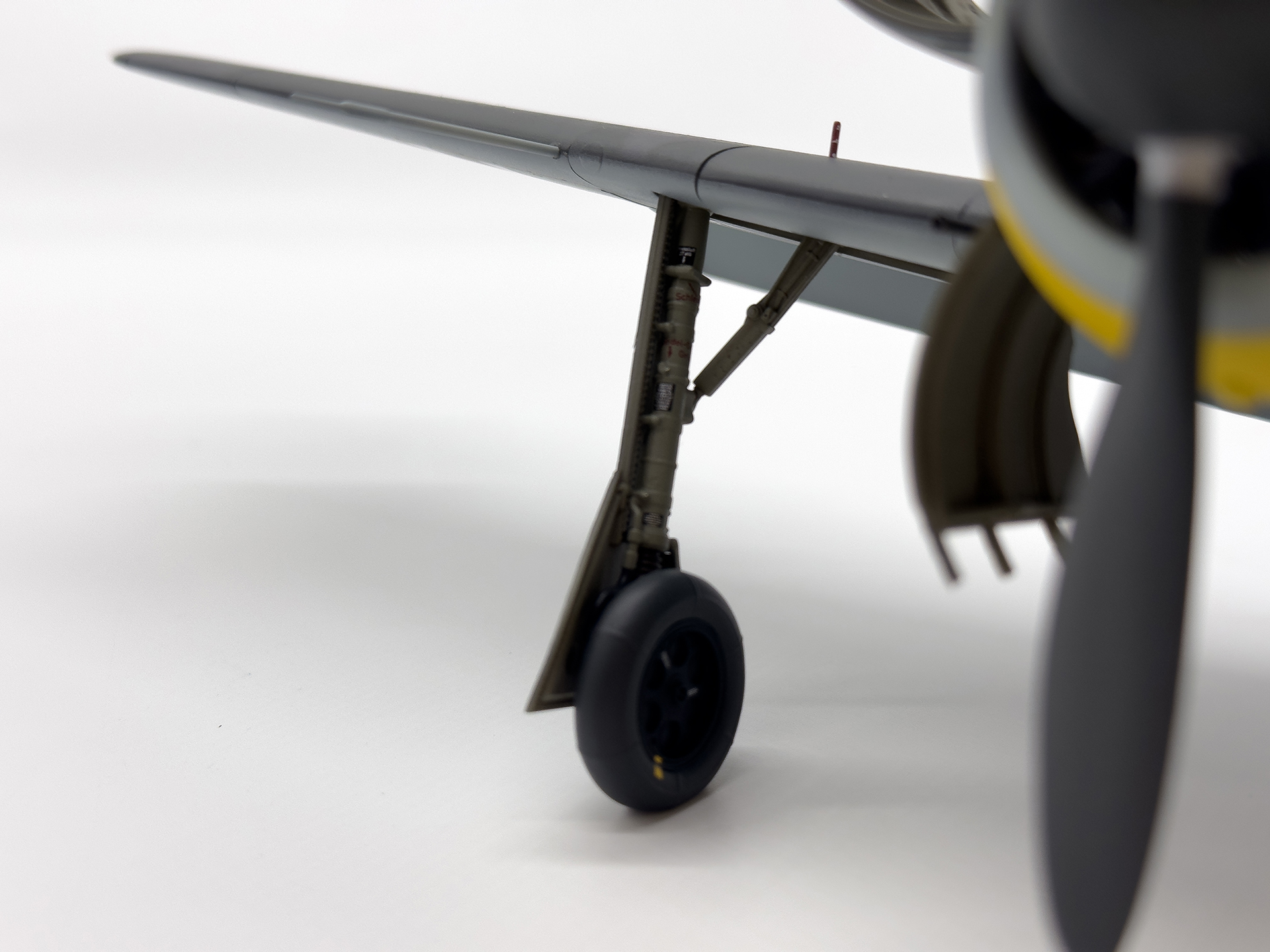 「SWOP 1/32 Fw 190 A-3/-4 メタル脚柱 2024年版」は手に取った際、どっしりと重量を感じます